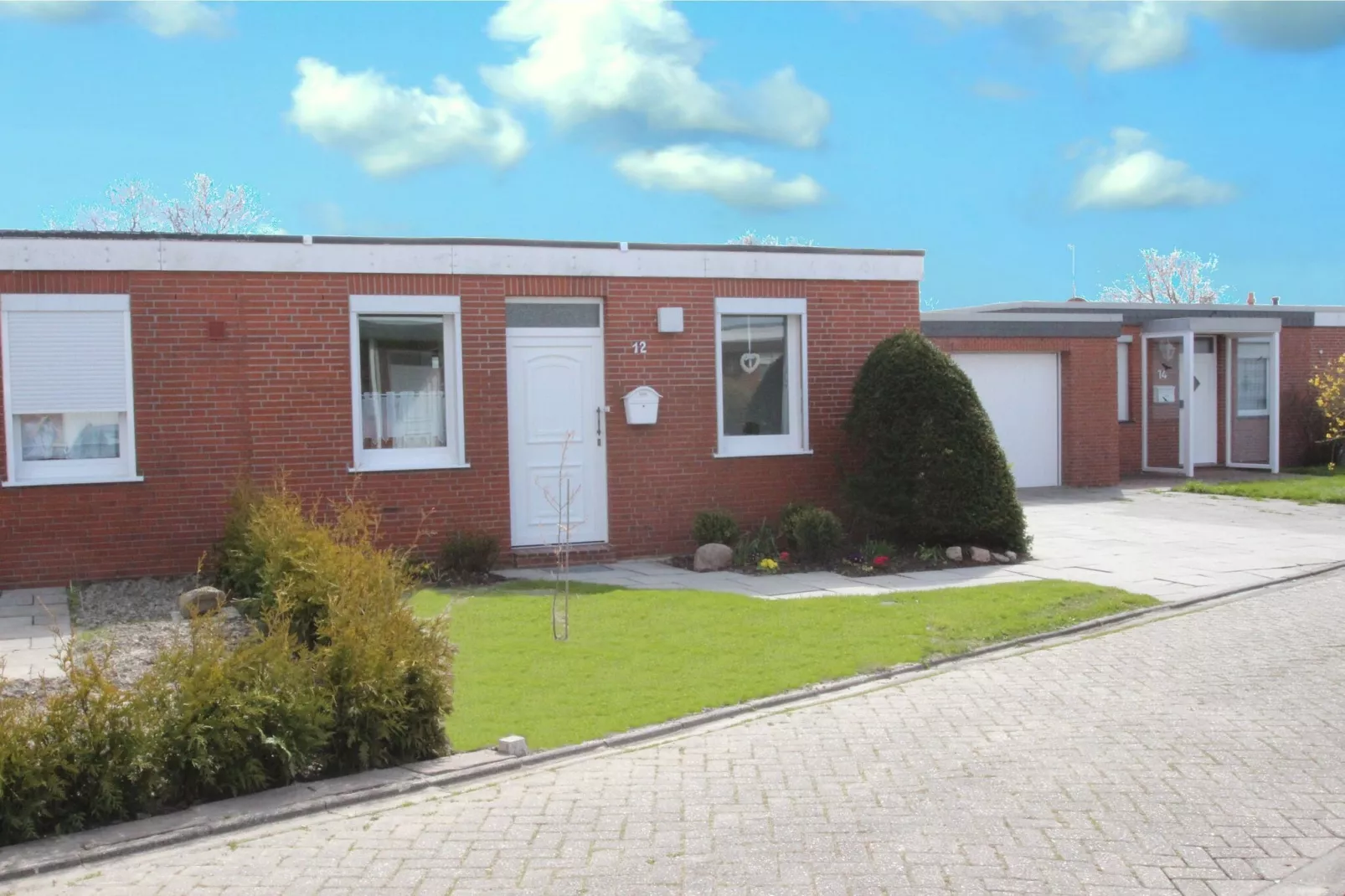 Reihenbungalow mit Terrasse in Dornumersiel-Buitenkant zomer