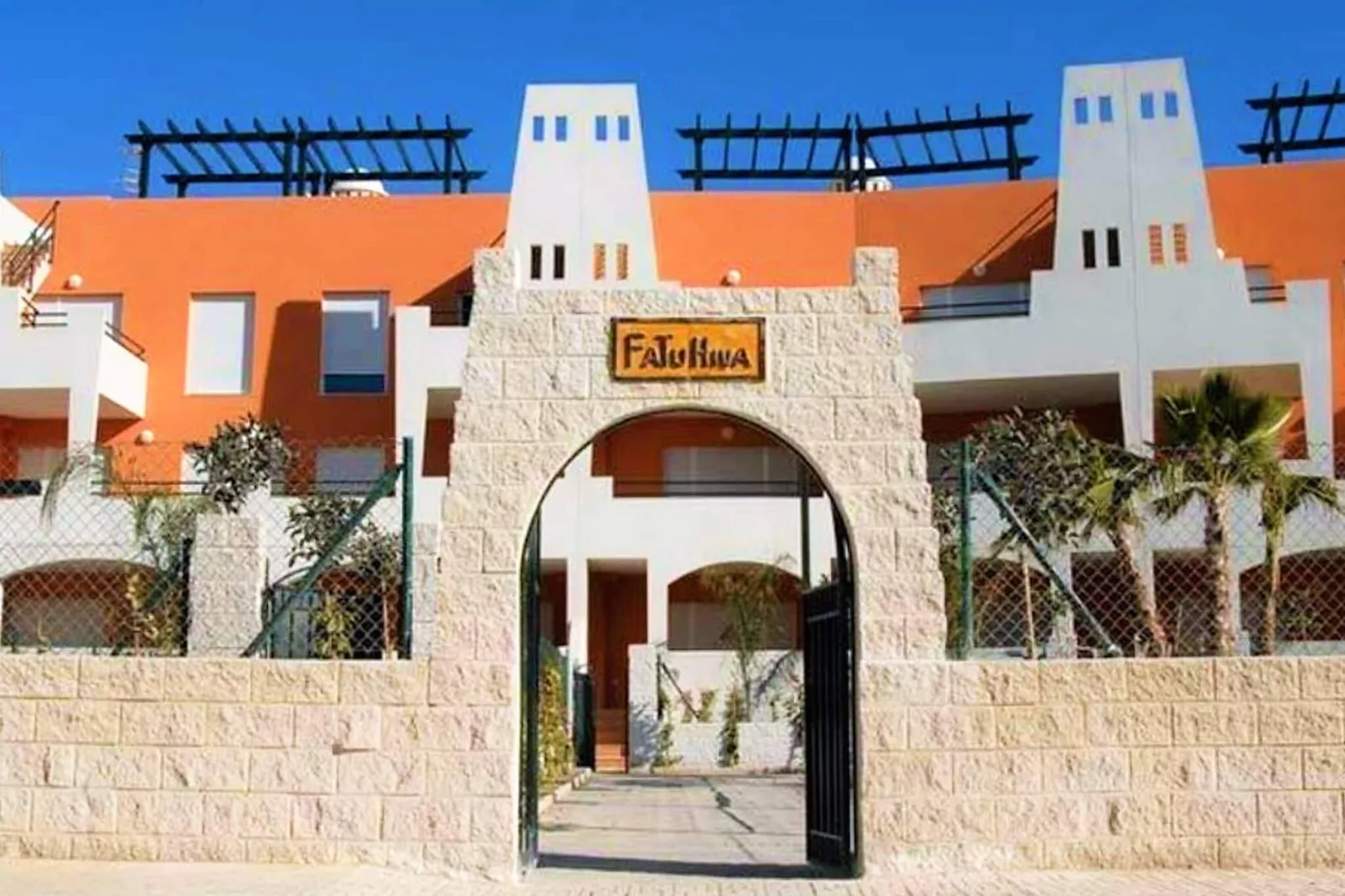 Bajo con terraza y acceso directo a piscina comunitaria-Buitenkant zomer