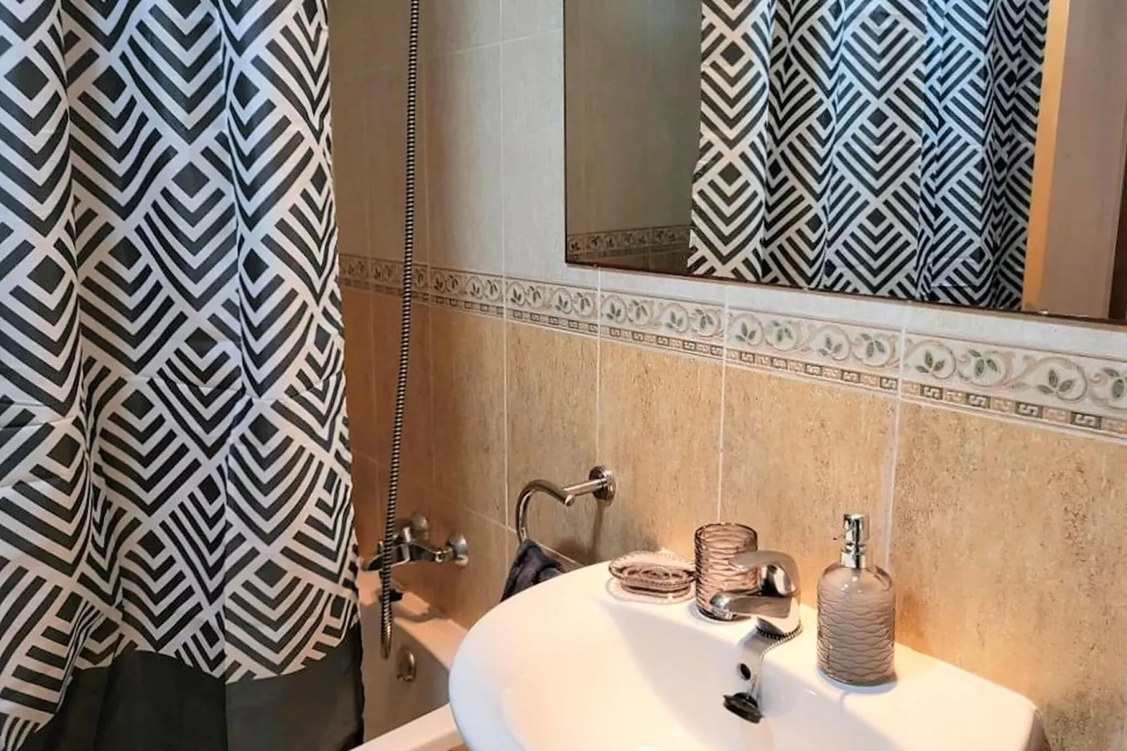 Bajo con terraza jardín y piscina privada-Badkamer