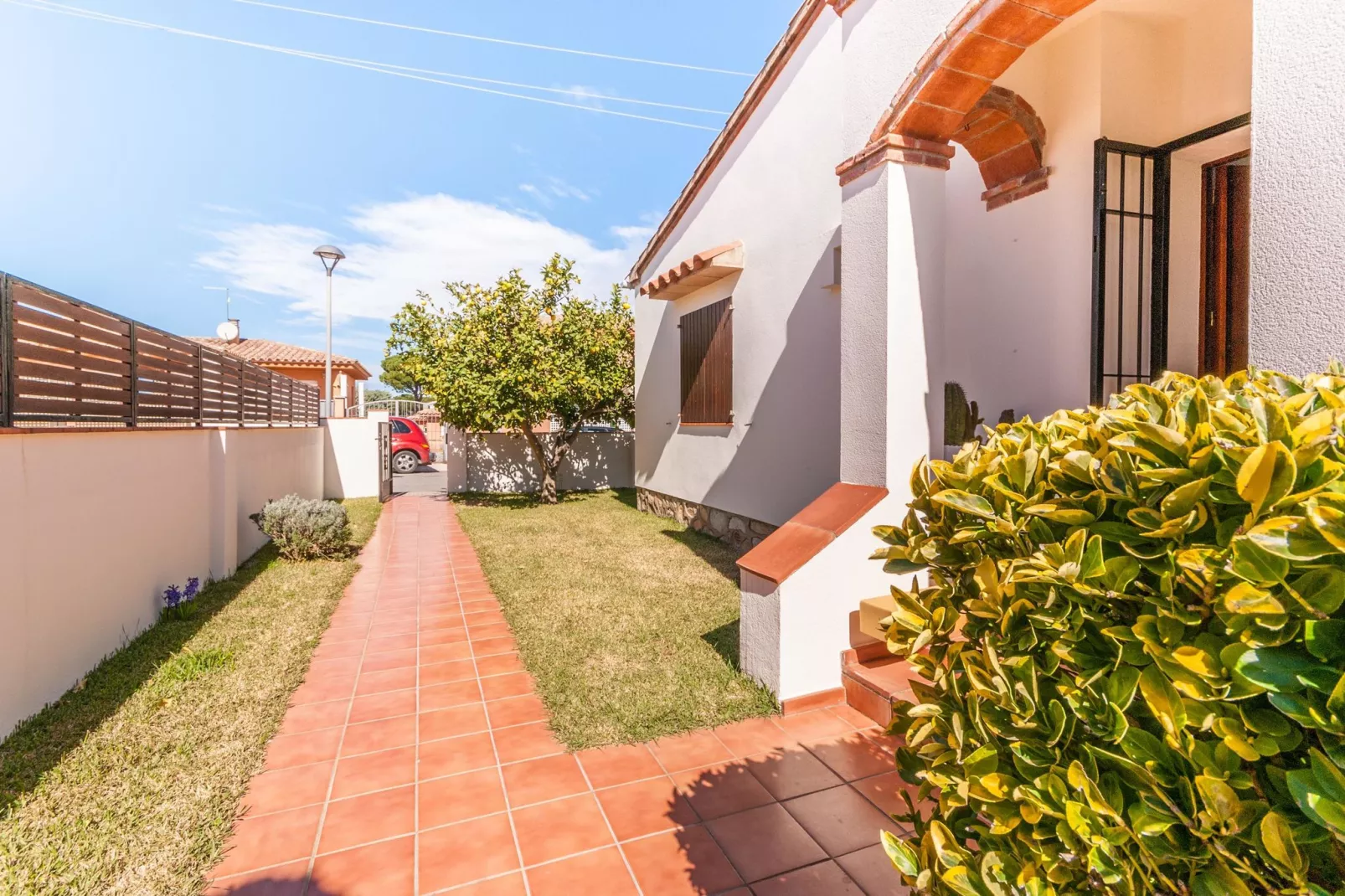Vrijstaande vakantiewoning in L'Escala met privézwembad-Buitenkant zomer