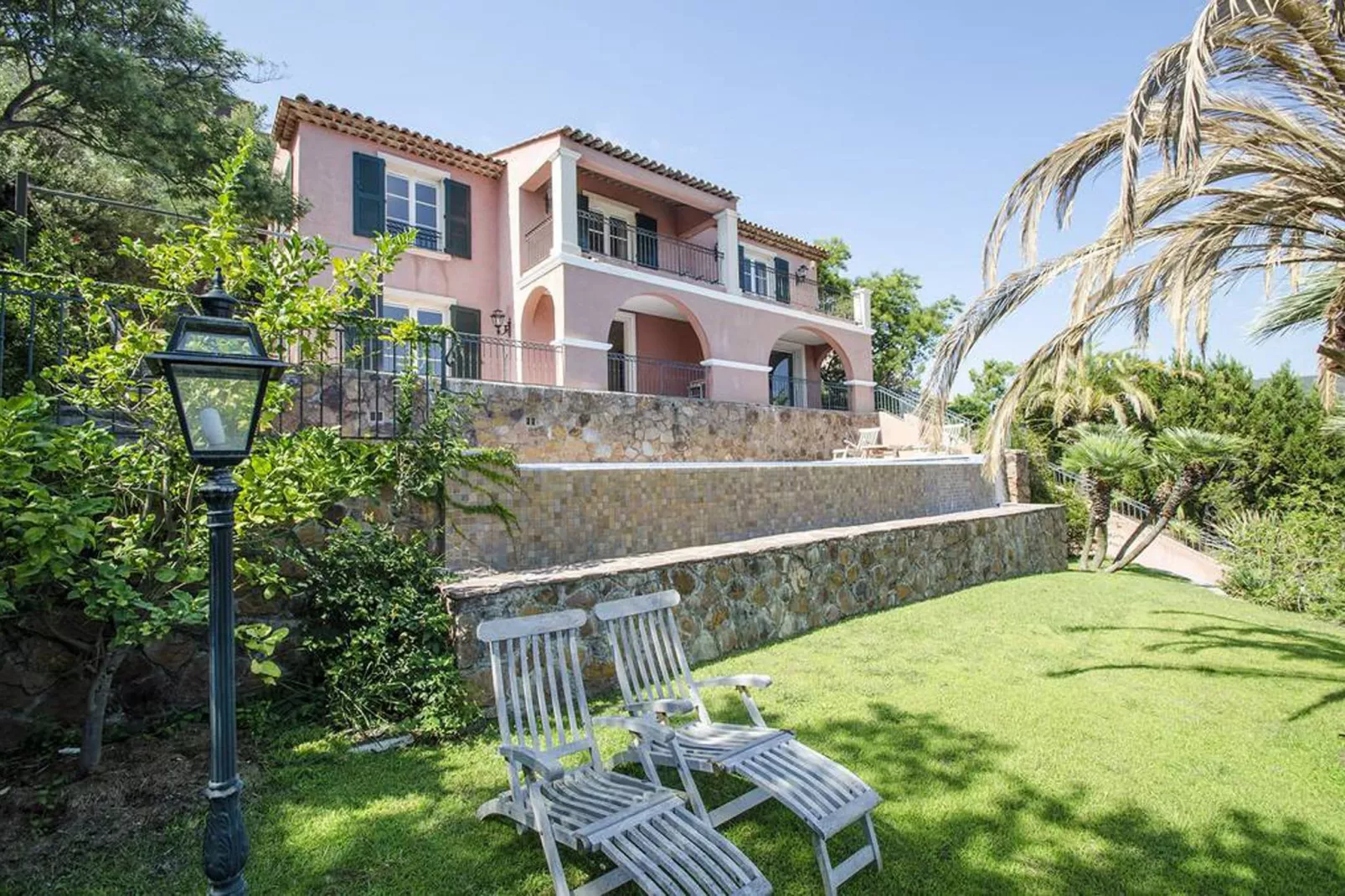 Villa Convivium Anthéor-Tuinen zomer