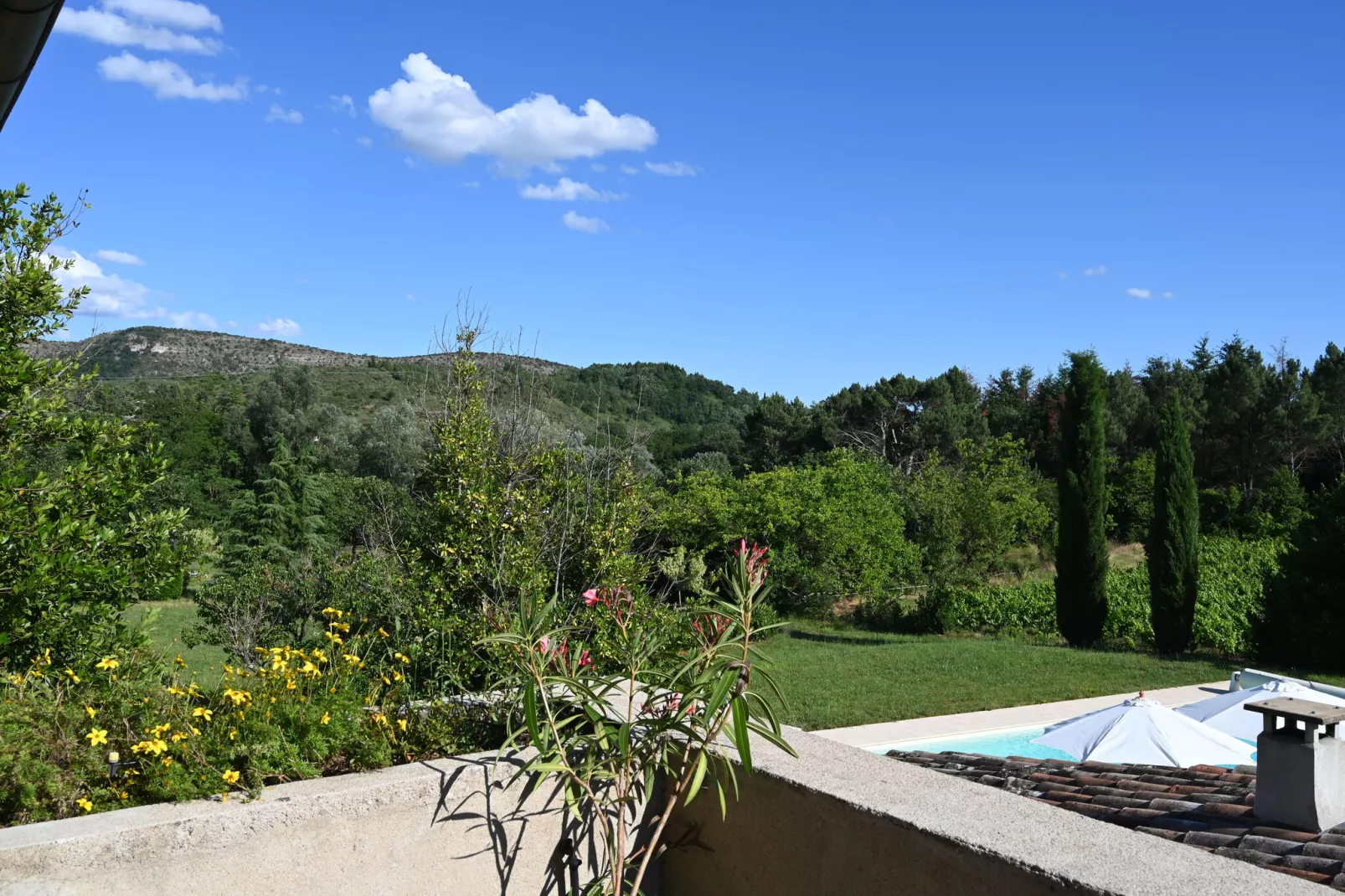 Villa - Largentière-Uitzicht zomer