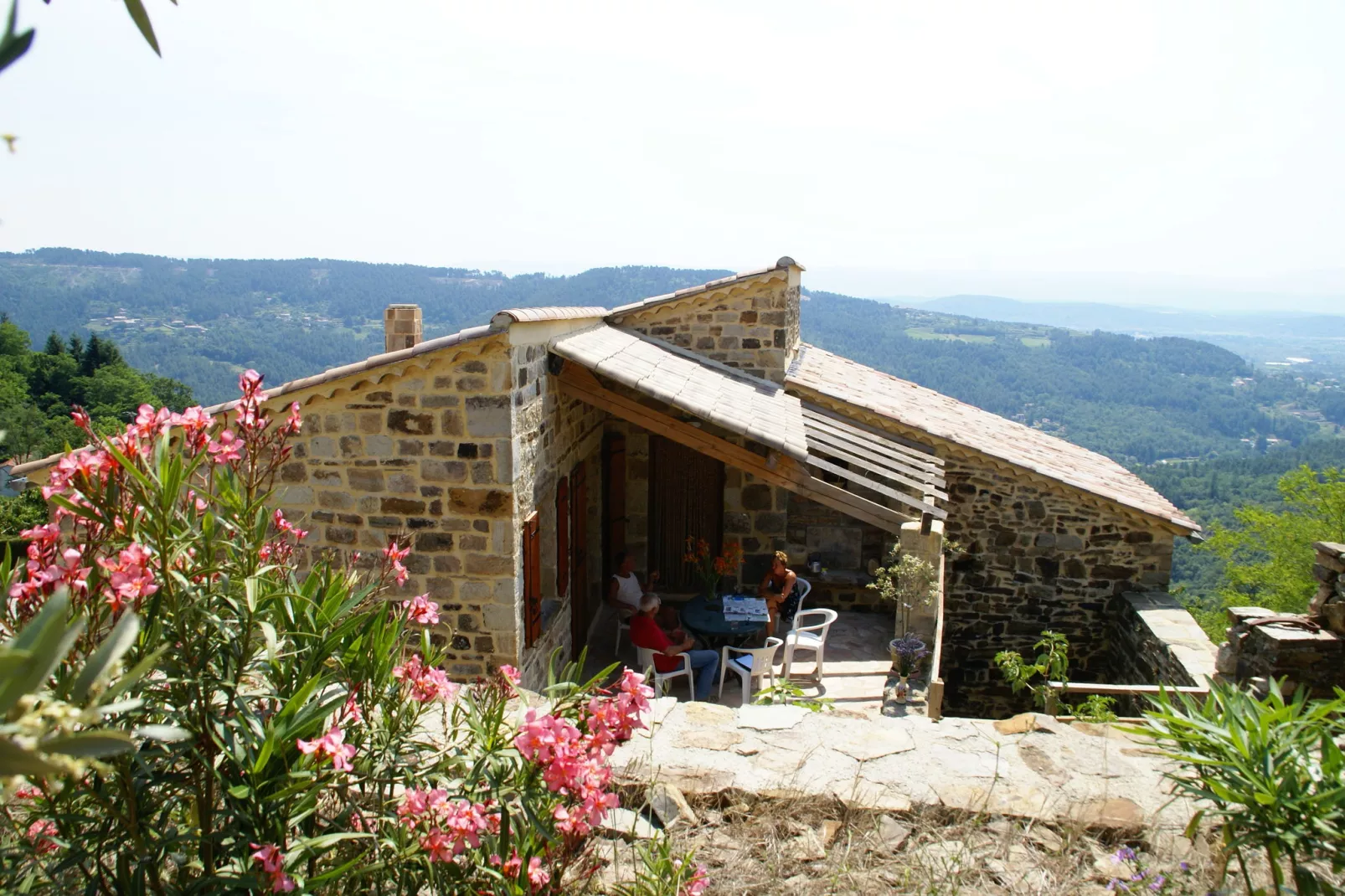 Villa Chassiers petit-Buitenkant zomer