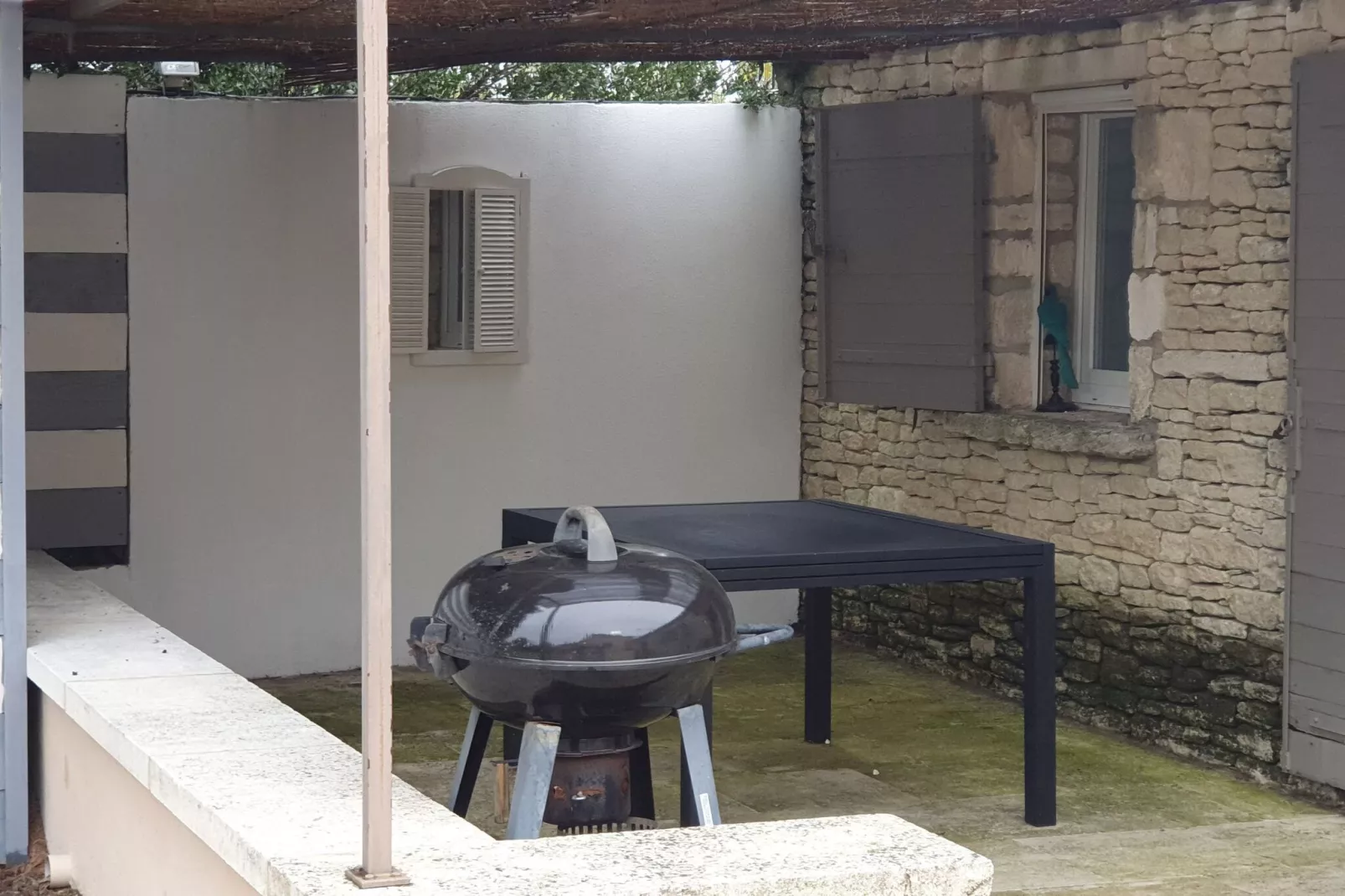 Mazet avec piscine à Orgon - Buitenkant zomer