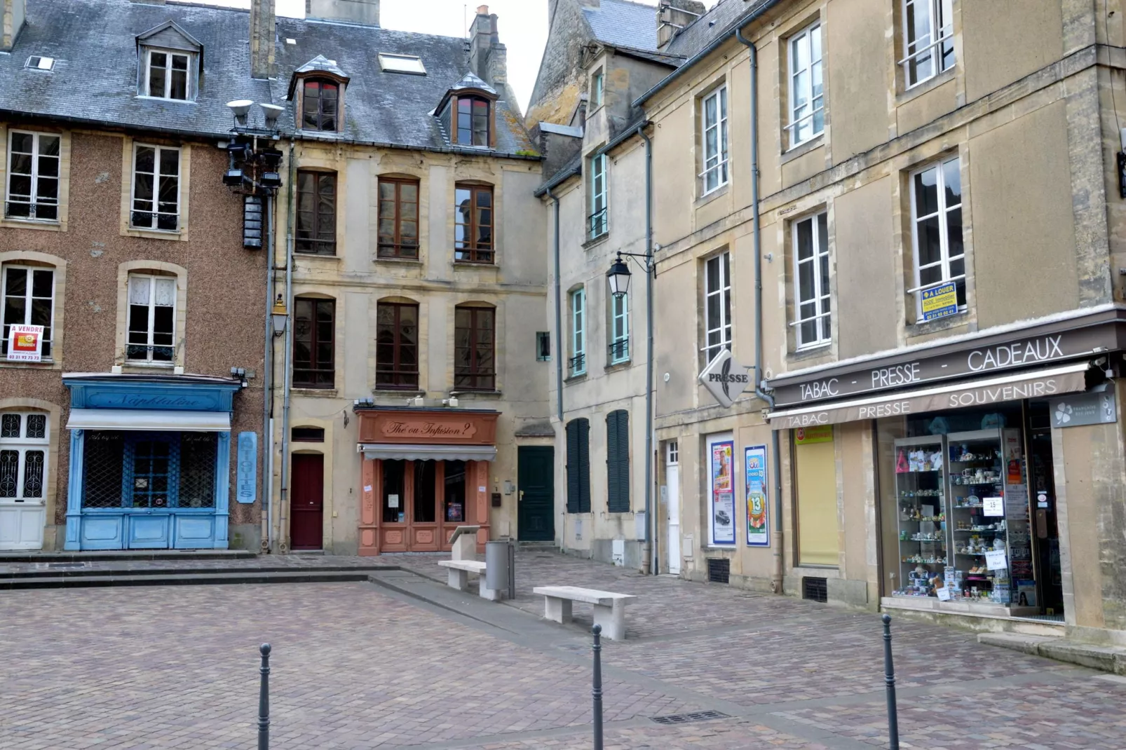 Le Parvis de la Cathédrale II-Buitenkant zomer