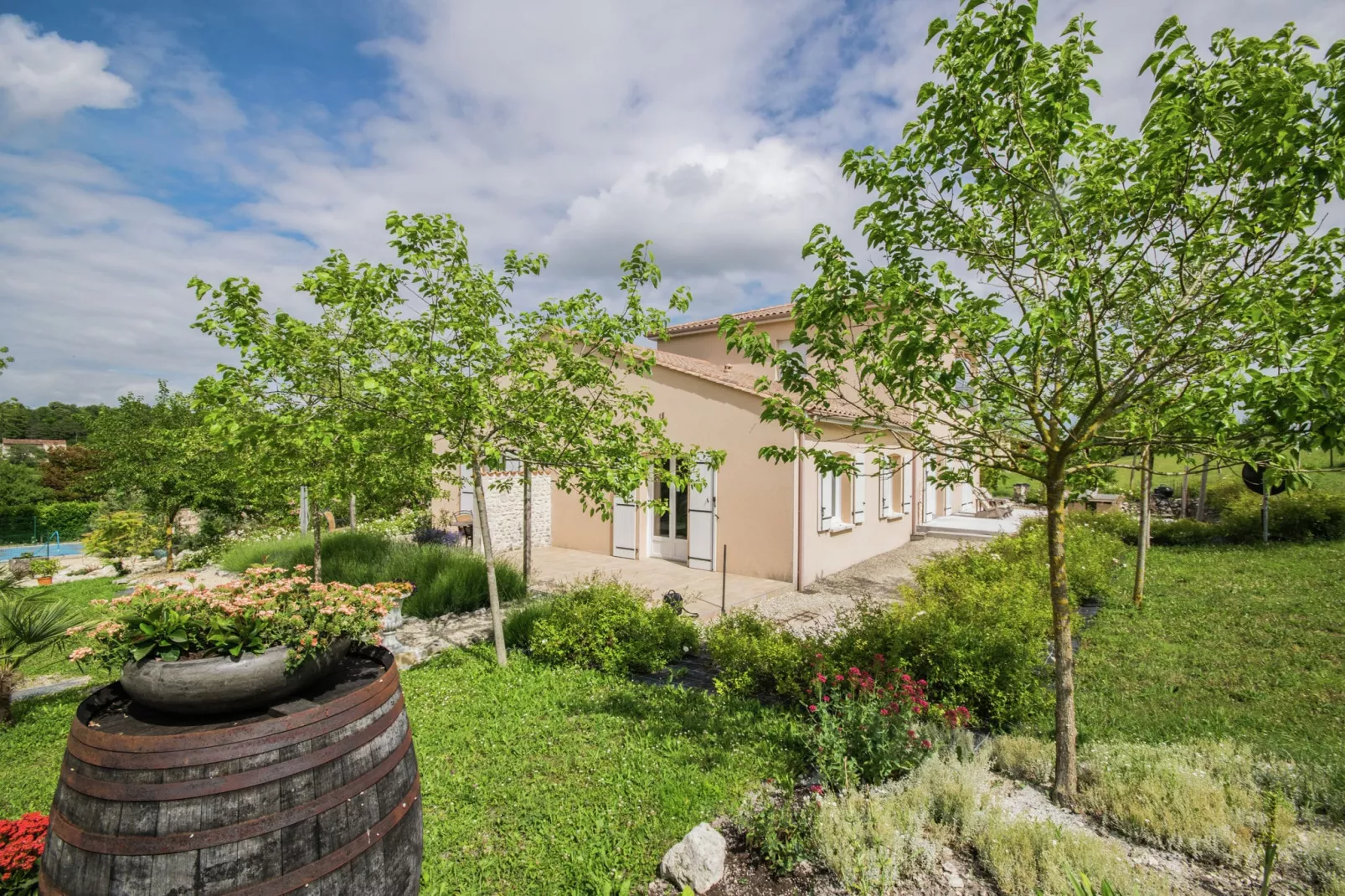 Maison mitoyenne avec piscine-Buitenkant zomer