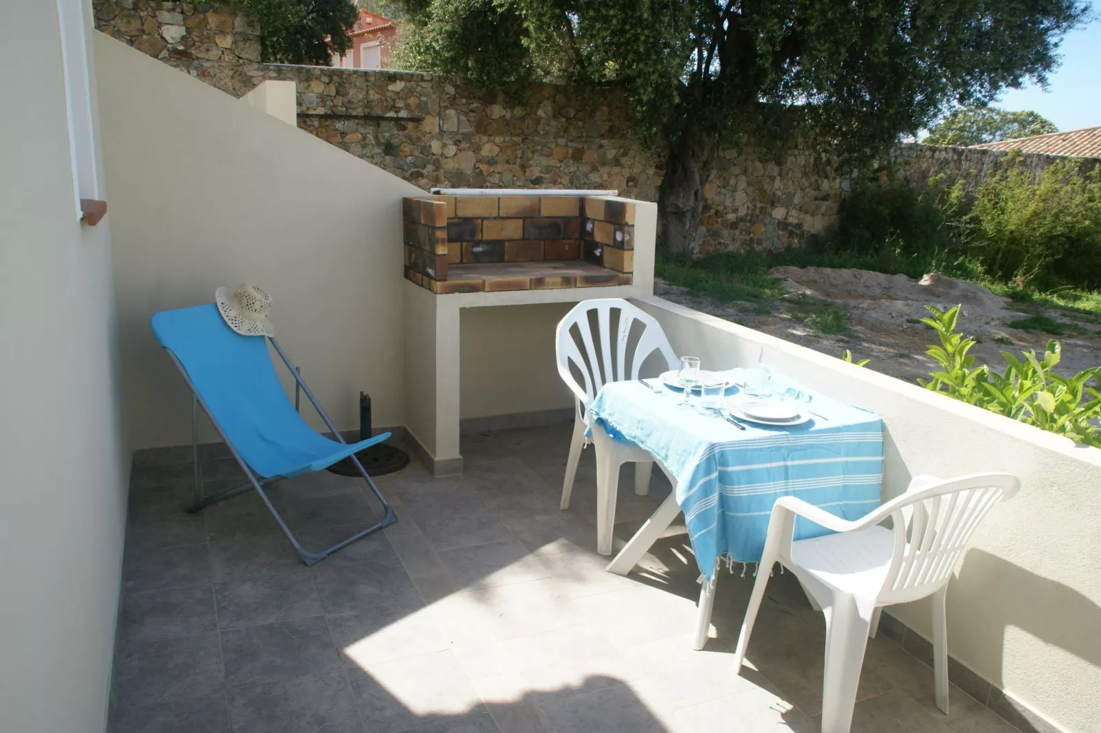Knus appartememt in Aregno nabij het strand-Terrasbalkon