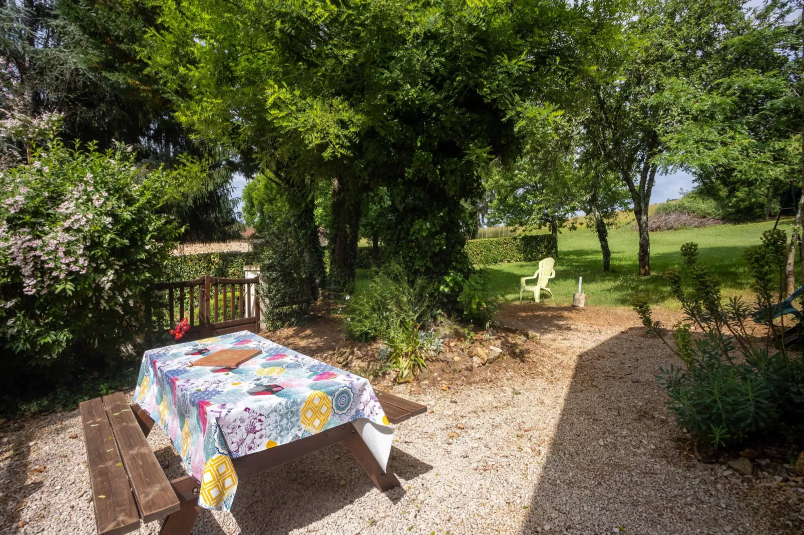 Maison de vacances Besse Le Moulinal Bas-Tuinen zomer