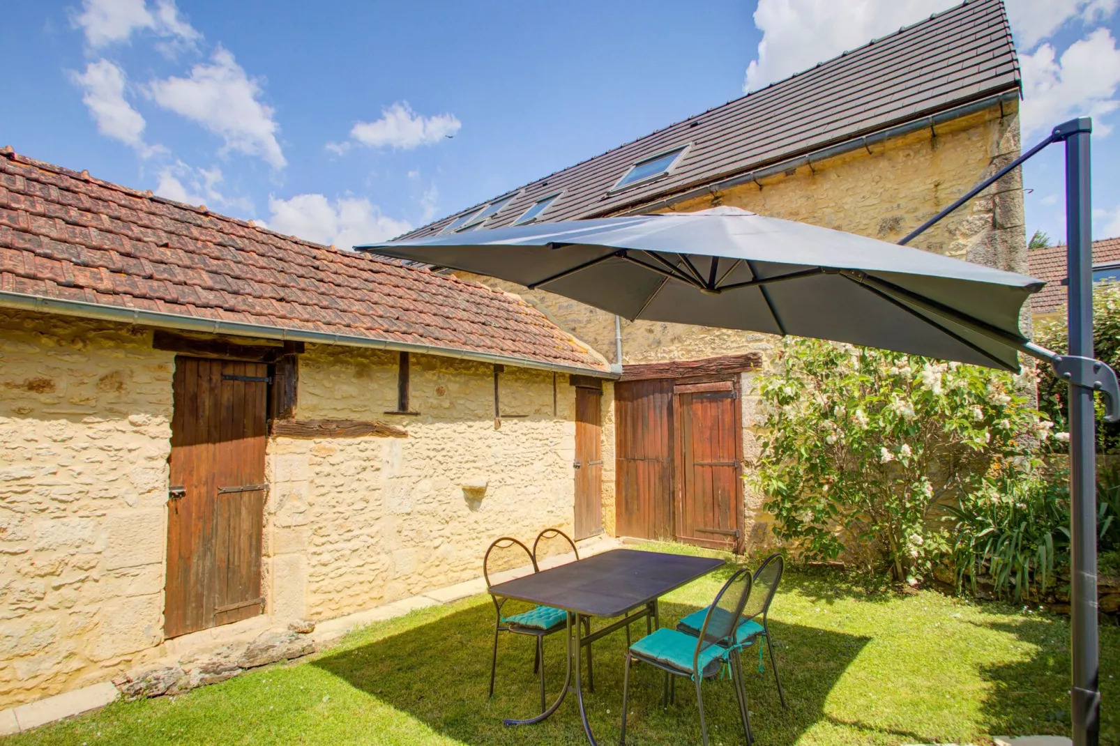 Ferme Sarlat - Buitenkant zomer