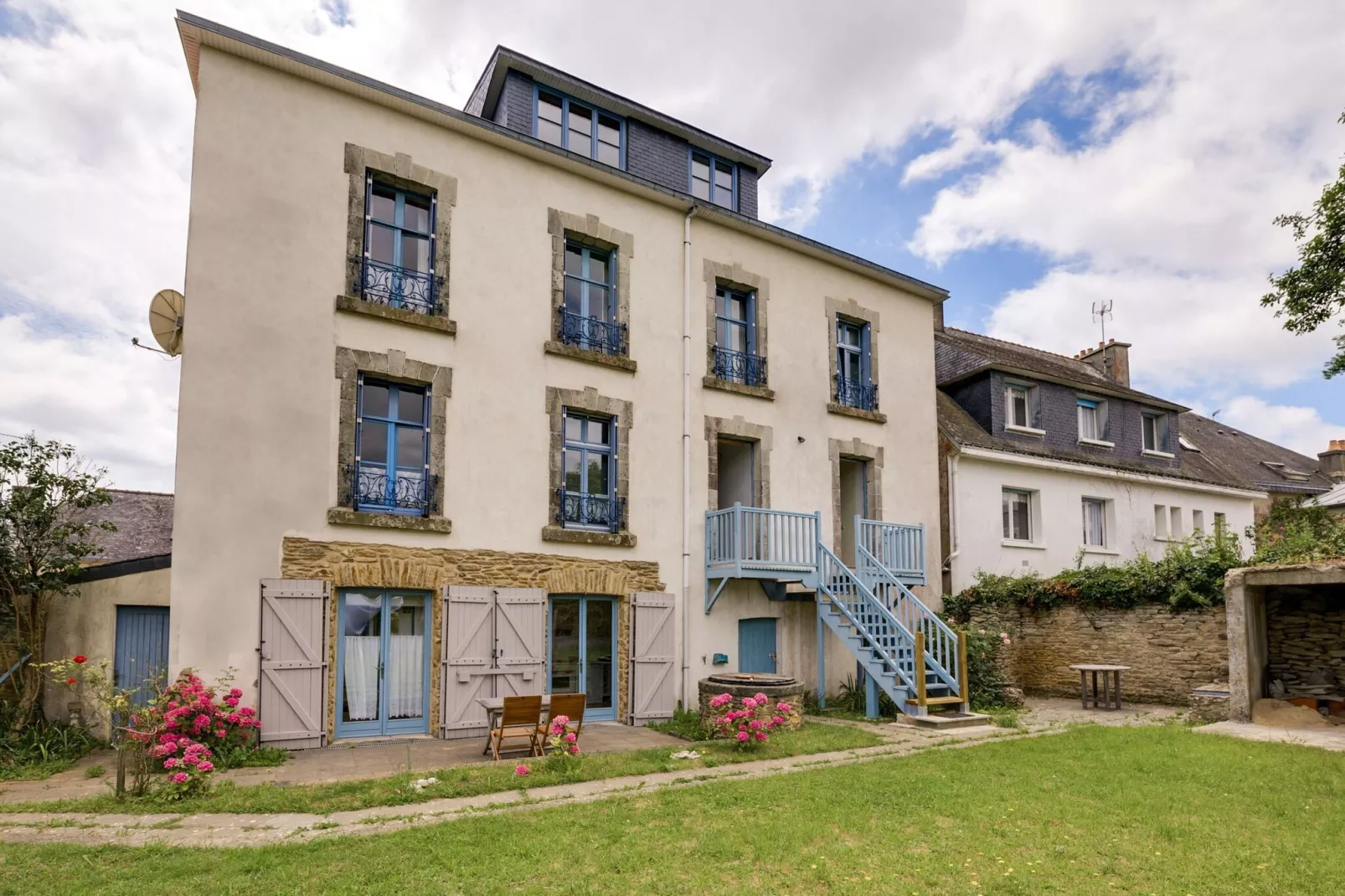 "Ancienne Gendarmerie" appartment A-Buitenkant zomer