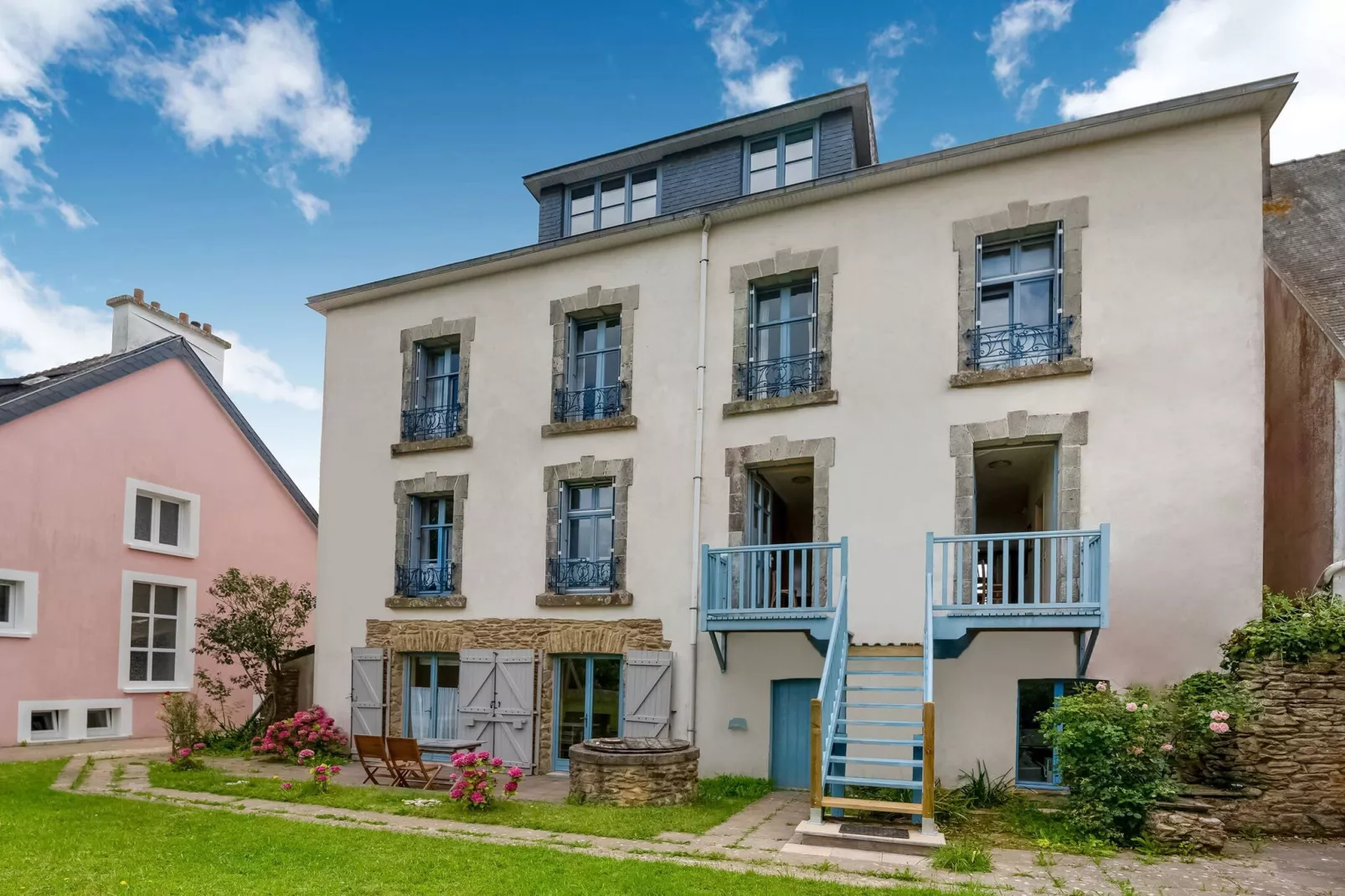 "Ancienne Gendarmerie" appartment C-Buitenkant zomer