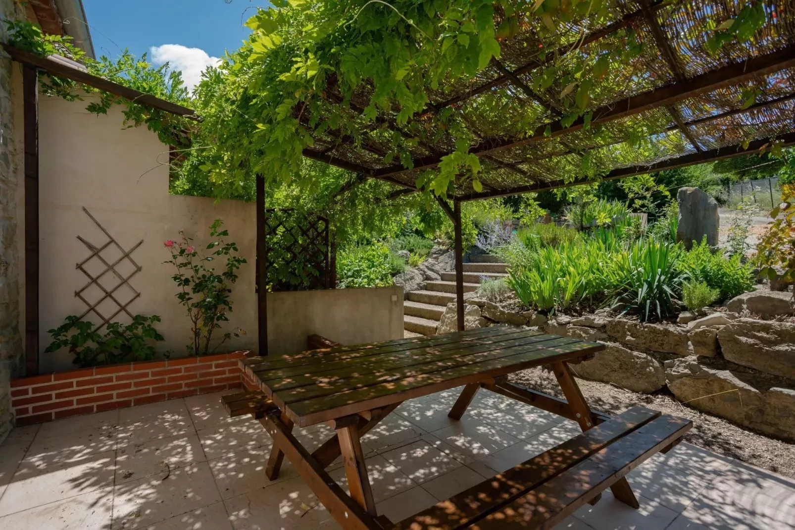 Mooi vakantiehuis in Courry met zwembad-Terrasbalkon