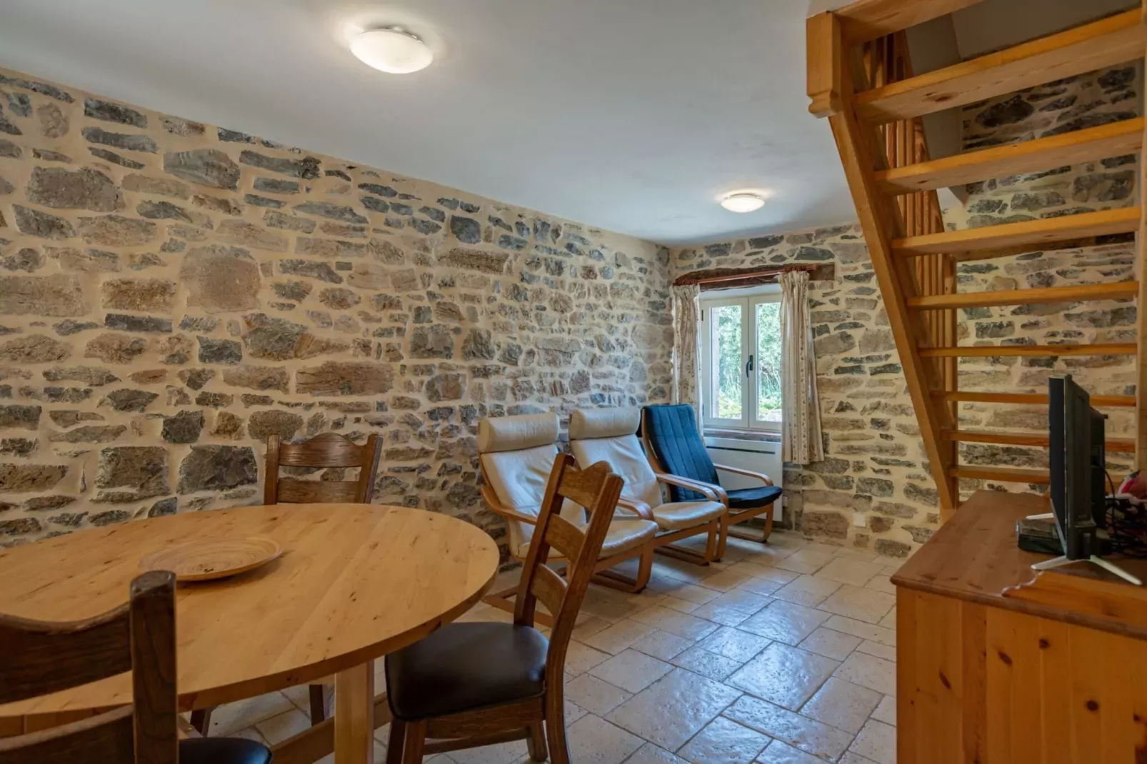 Courry Hideaway met privézwembad-Eetkamer