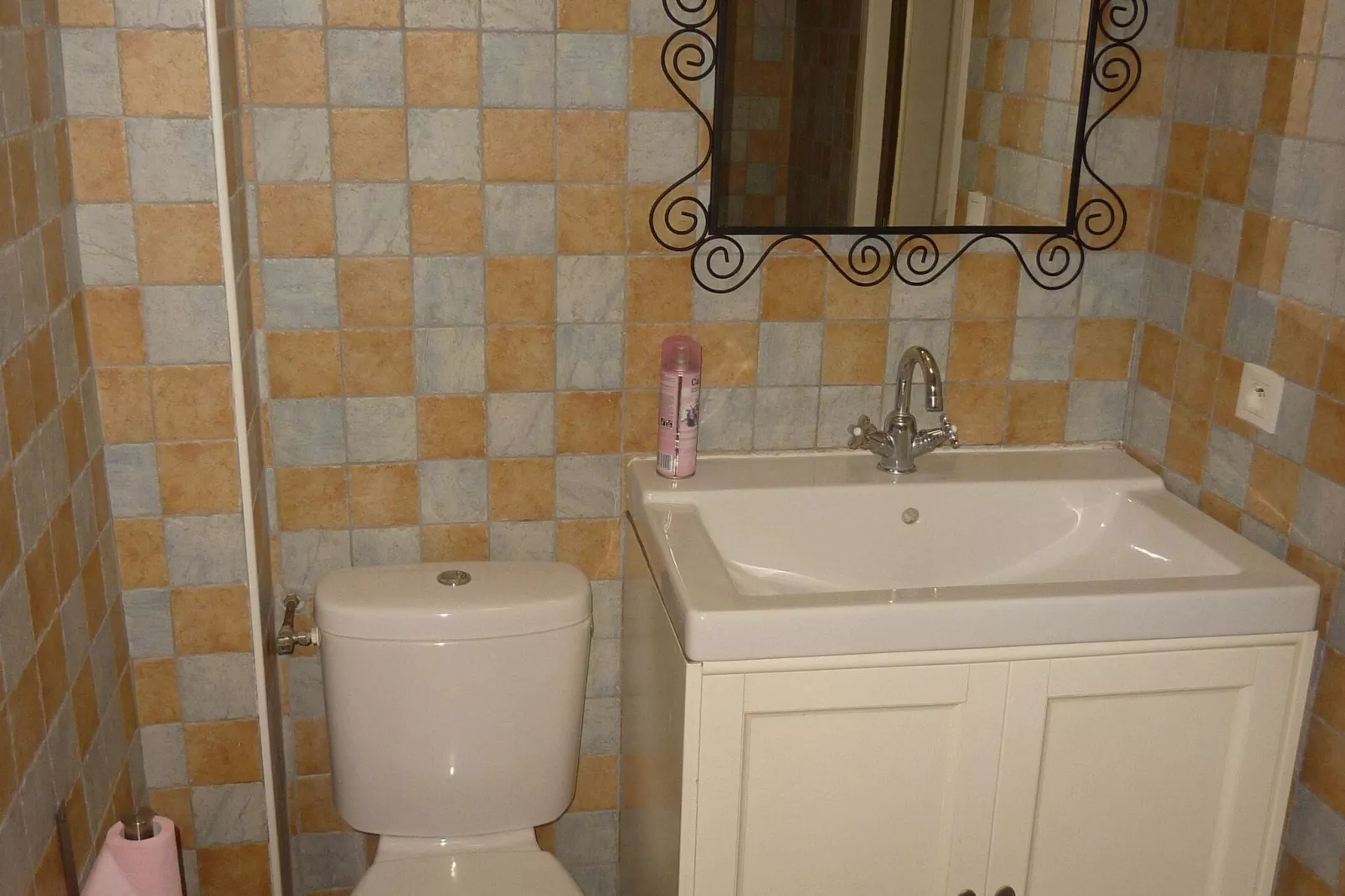 Courry Hideaway met privézwembad-Badkamer