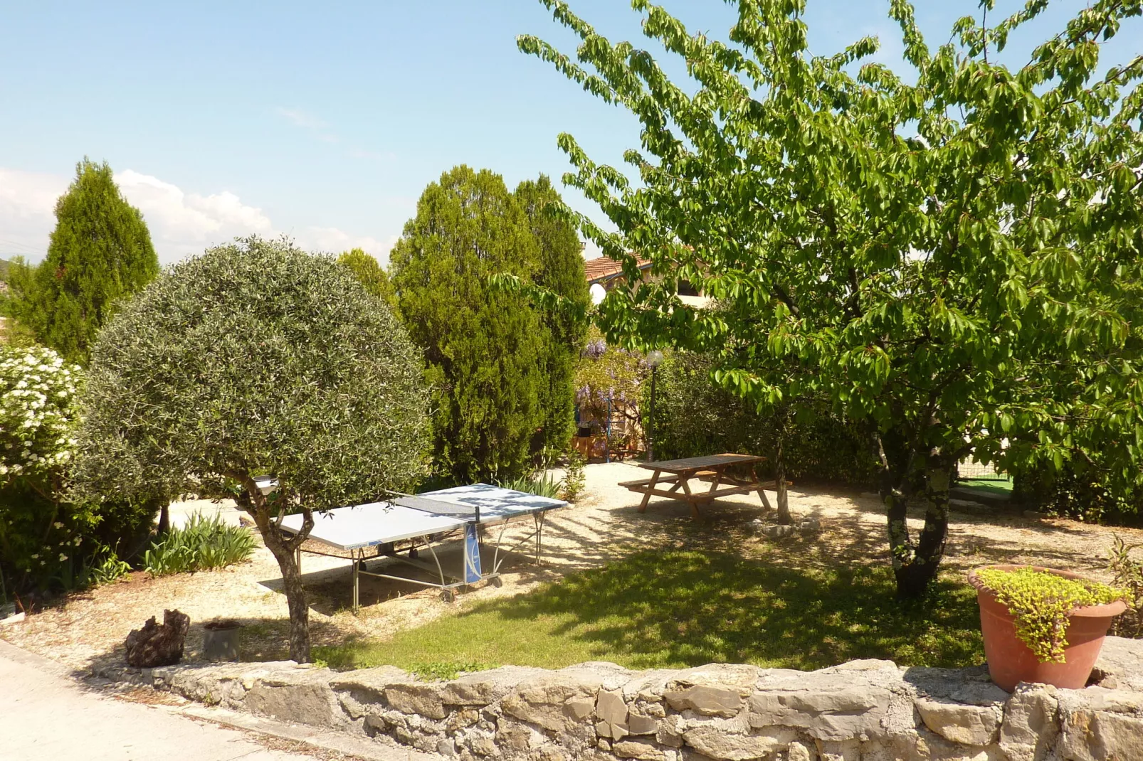 Courry Hideaway met privézwembad-Tuinen zomer
