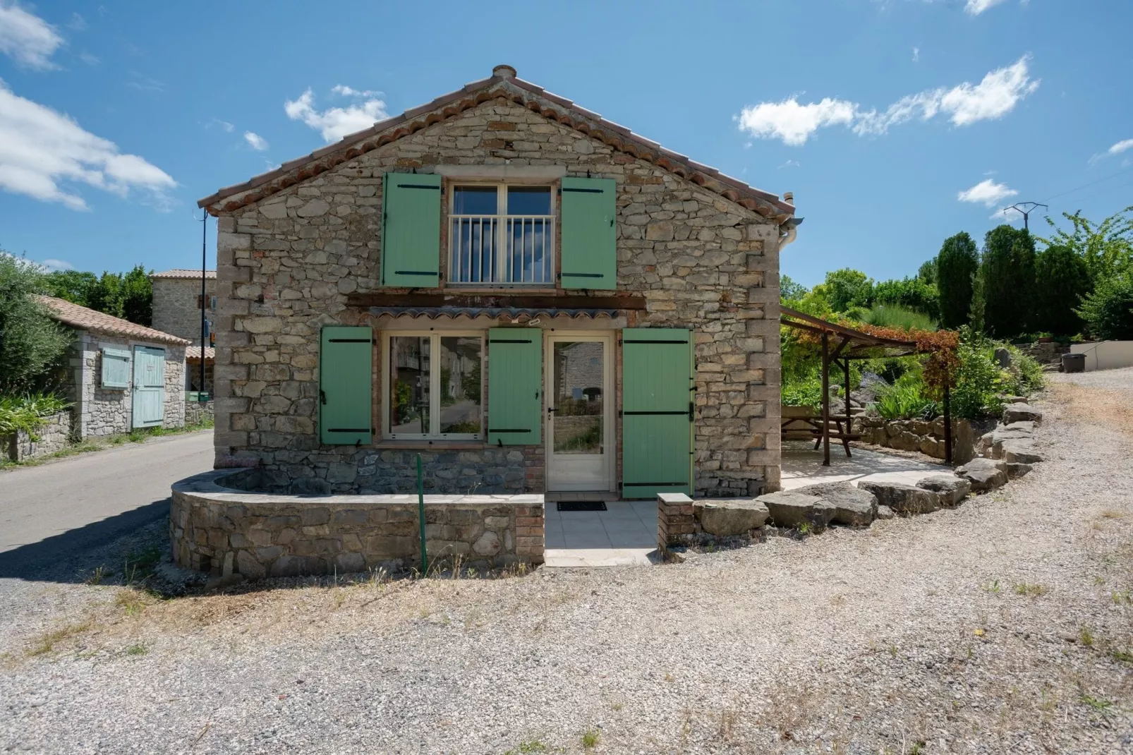 Courry Hideaway met privézwembad-Buitenkant zomer