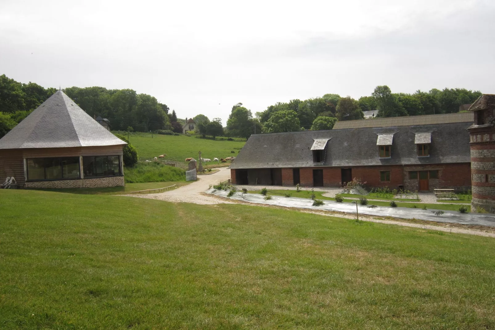 Gite Saint Julien-Buitenkant zomer