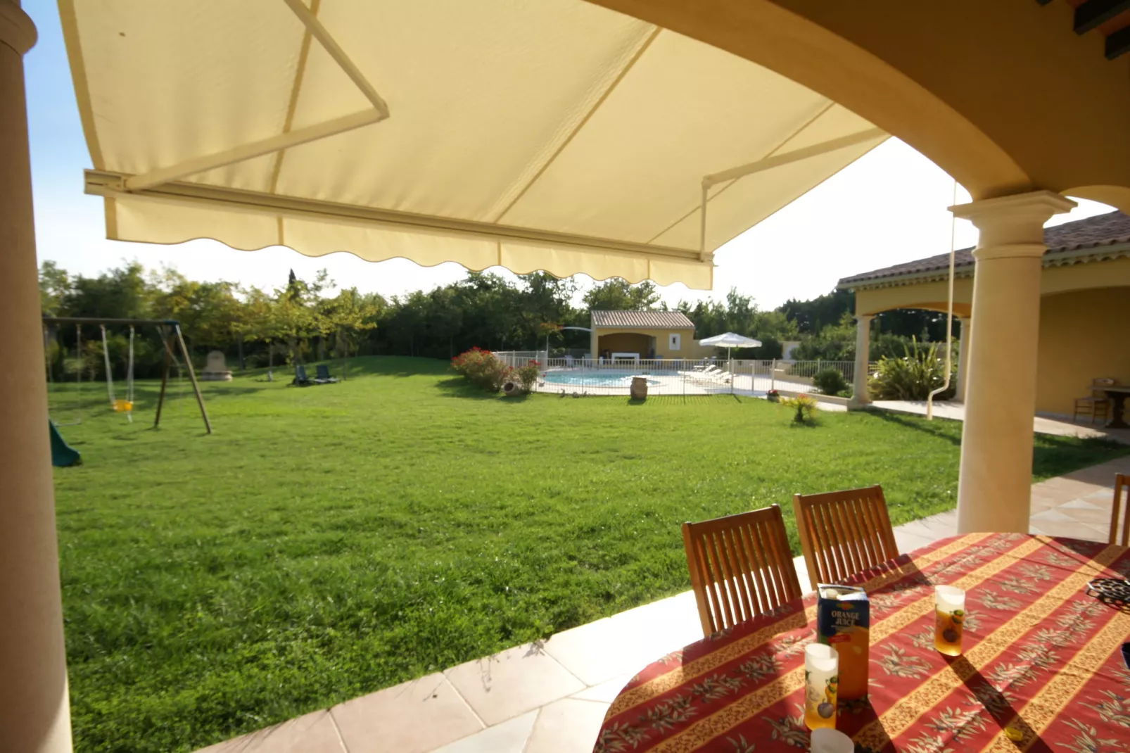 Villa - L'ISLE-SUR-LA-SORGUE-Uitzicht zomer