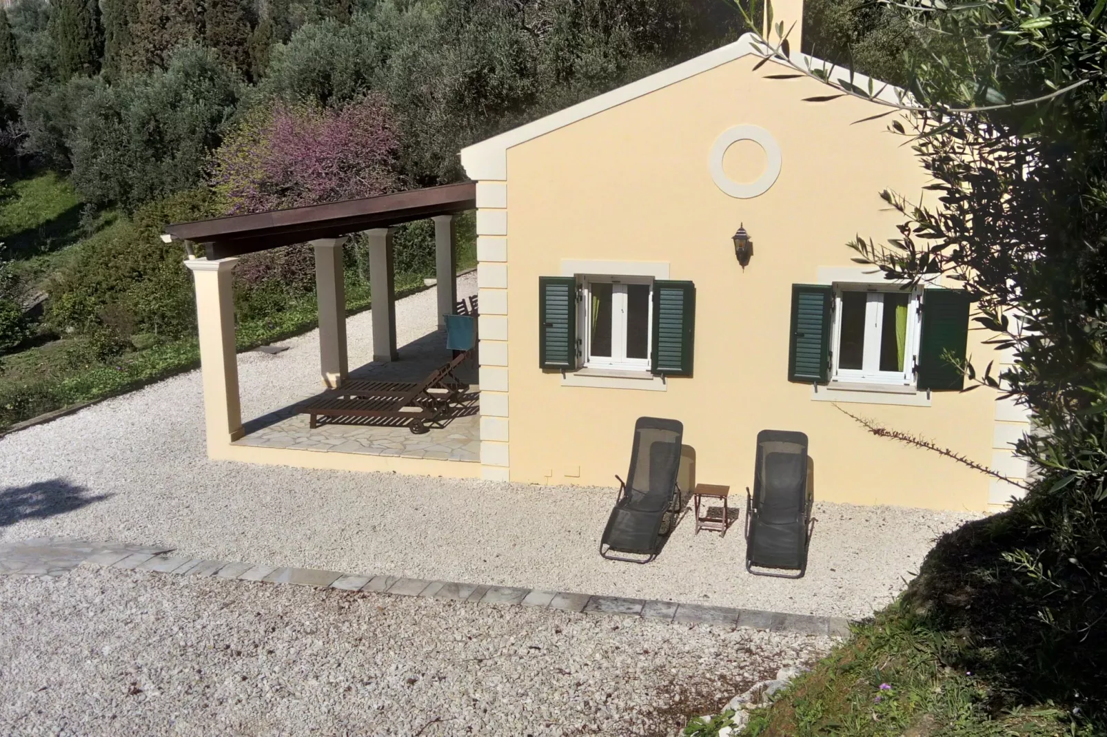 Villa Dysis-Buitenkant zomer