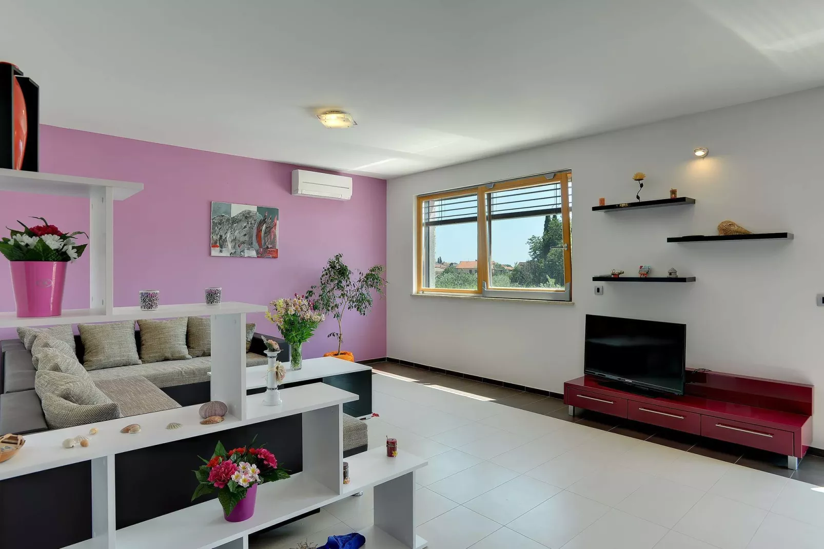 Moderne villa bestaande uit twee appartementen met privé zwembad, strand op 1 km-Woonkamer