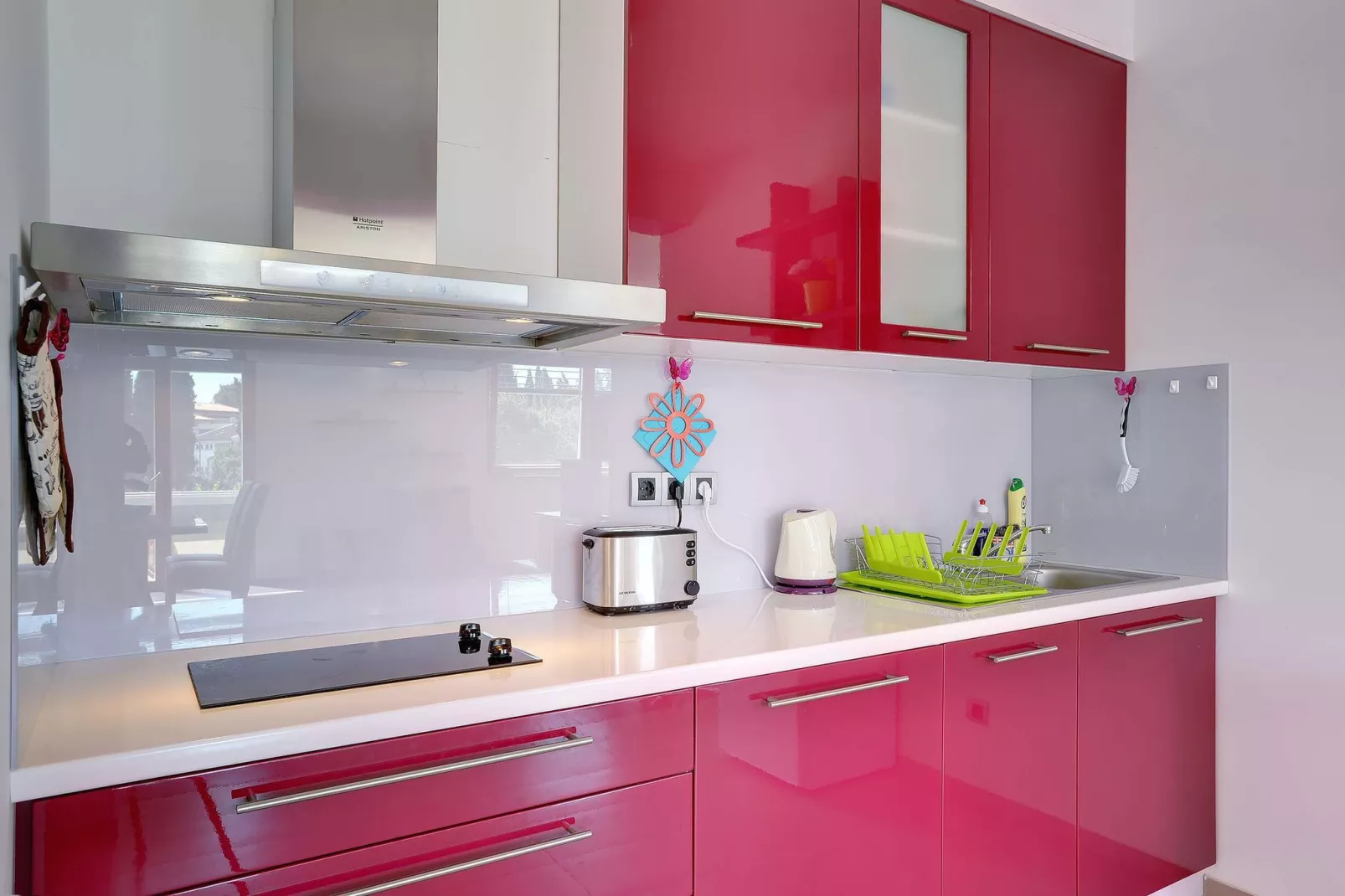 Moderne villa bestaande uit twee appartementen met privé zwembad, strand op 1 km-Keuken