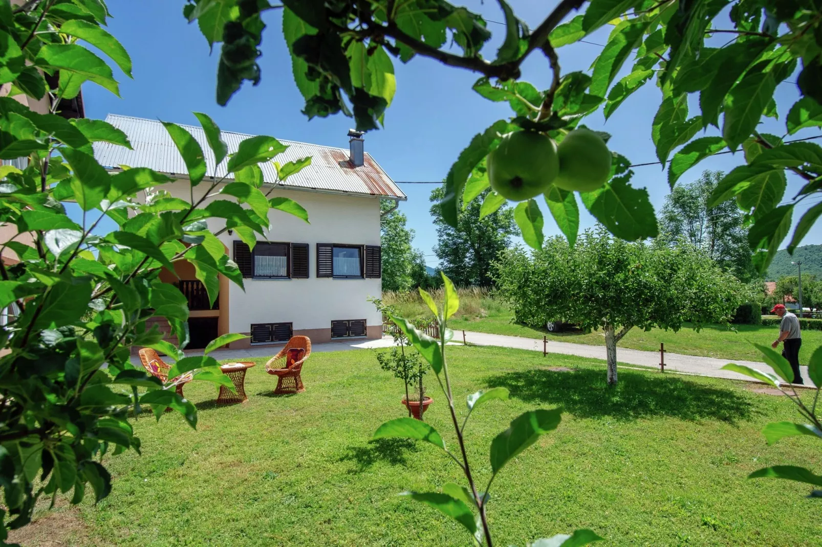 Holiday house Lovinac-Buitenkant zomer