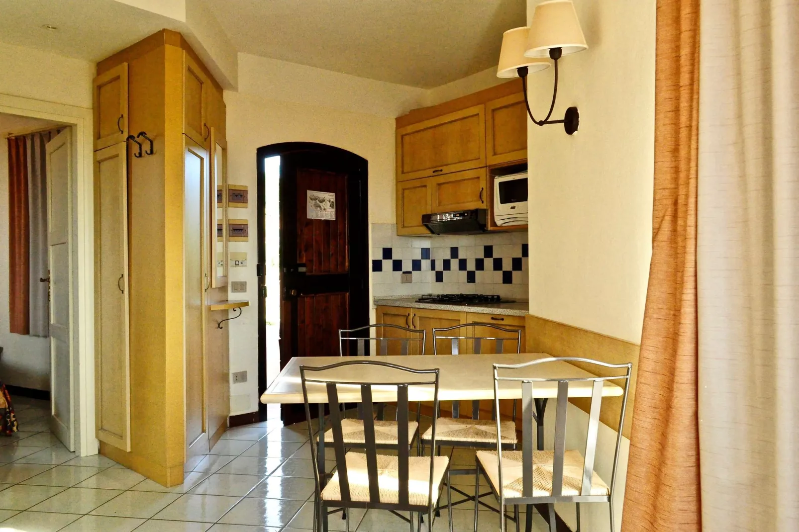 Casa in Costa Rossa-Eetkamer
