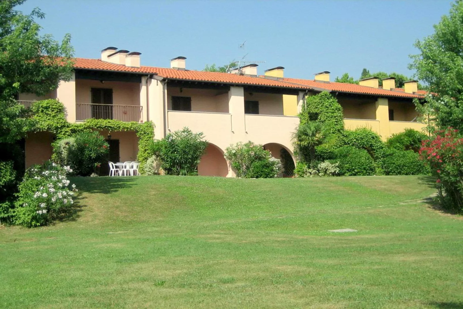 Gezellig appartement in Polpenazze del Garda met grote tuin-Buitenkant zomer