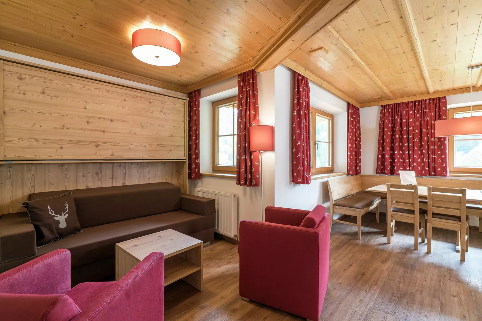 Alpensteinbock Saalbach-Woonkamer