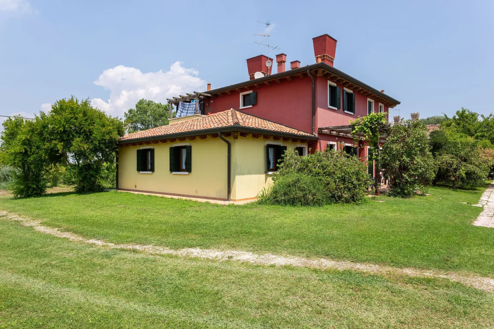 Leuk appartement op de begane grond in een vakantiehuis met zwembad aan de lagune van Venetië-Buitenkant zomer