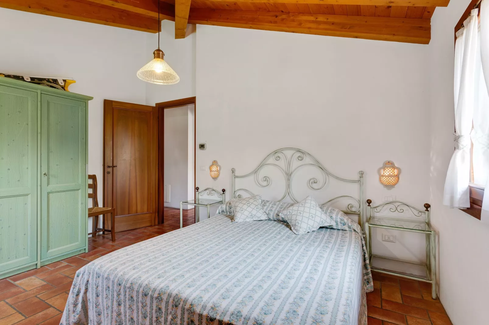 Leuk appartement op de begane grond in een vakantiehuis met zwembad aan de lagune van Venetië-Slaapkamer