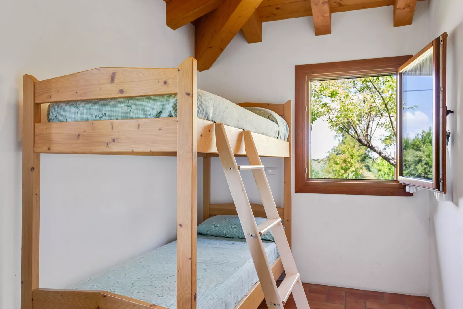 Leuk appartement op de begane grond in een vakantiehuis met zwembad aan de lagune van Venetië-Slaapkamer