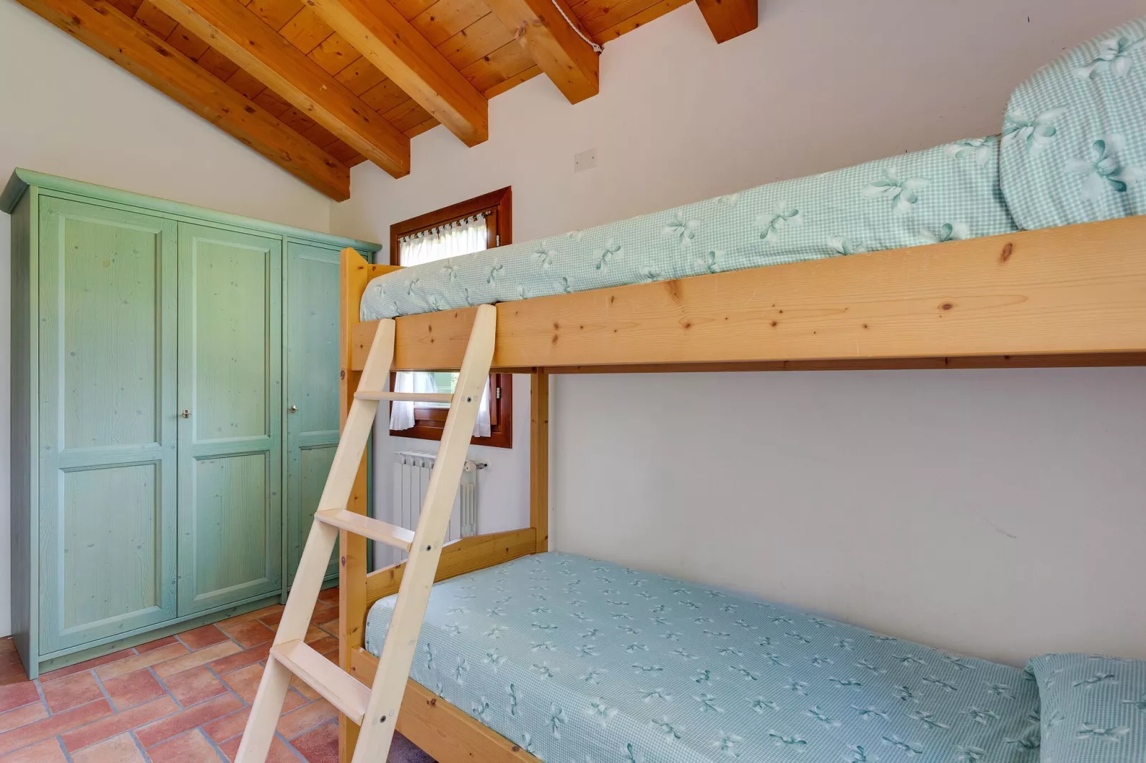 Leuk appartement op de begane grond in een vakantiehuis met zwembad aan de lagune van Venetië-Slaapkamer