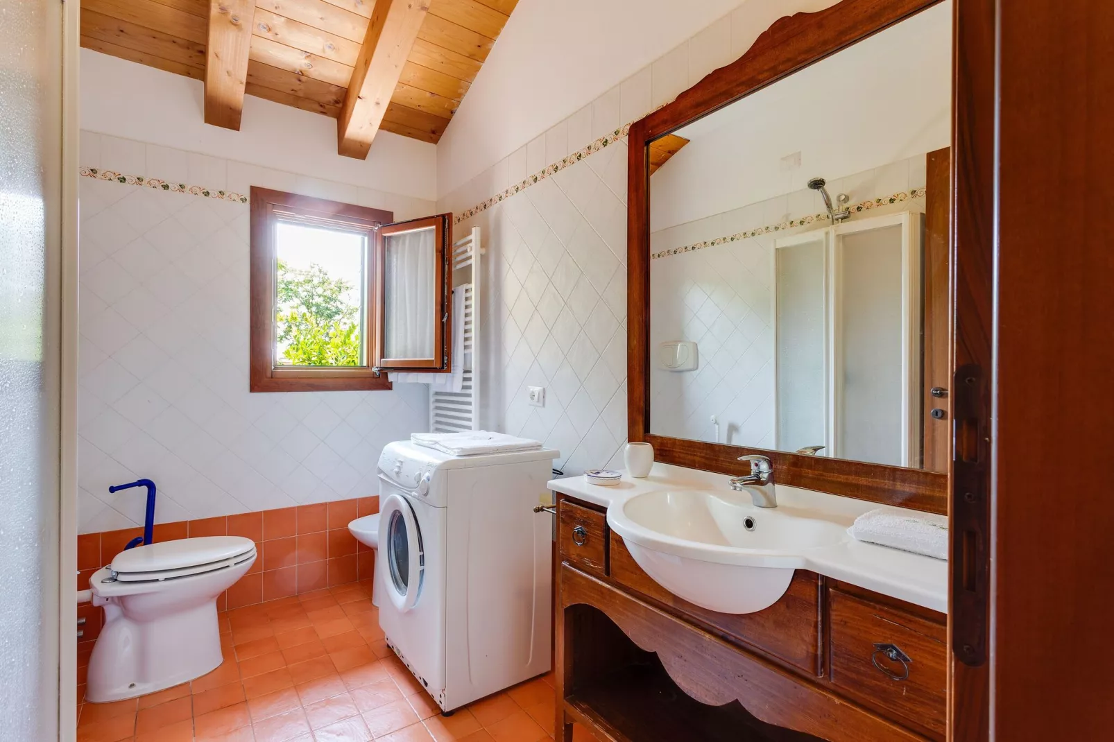 Leuk appartement op de begane grond in een vakantiehuis met zwembad aan de lagune van Venetië-Badkamer