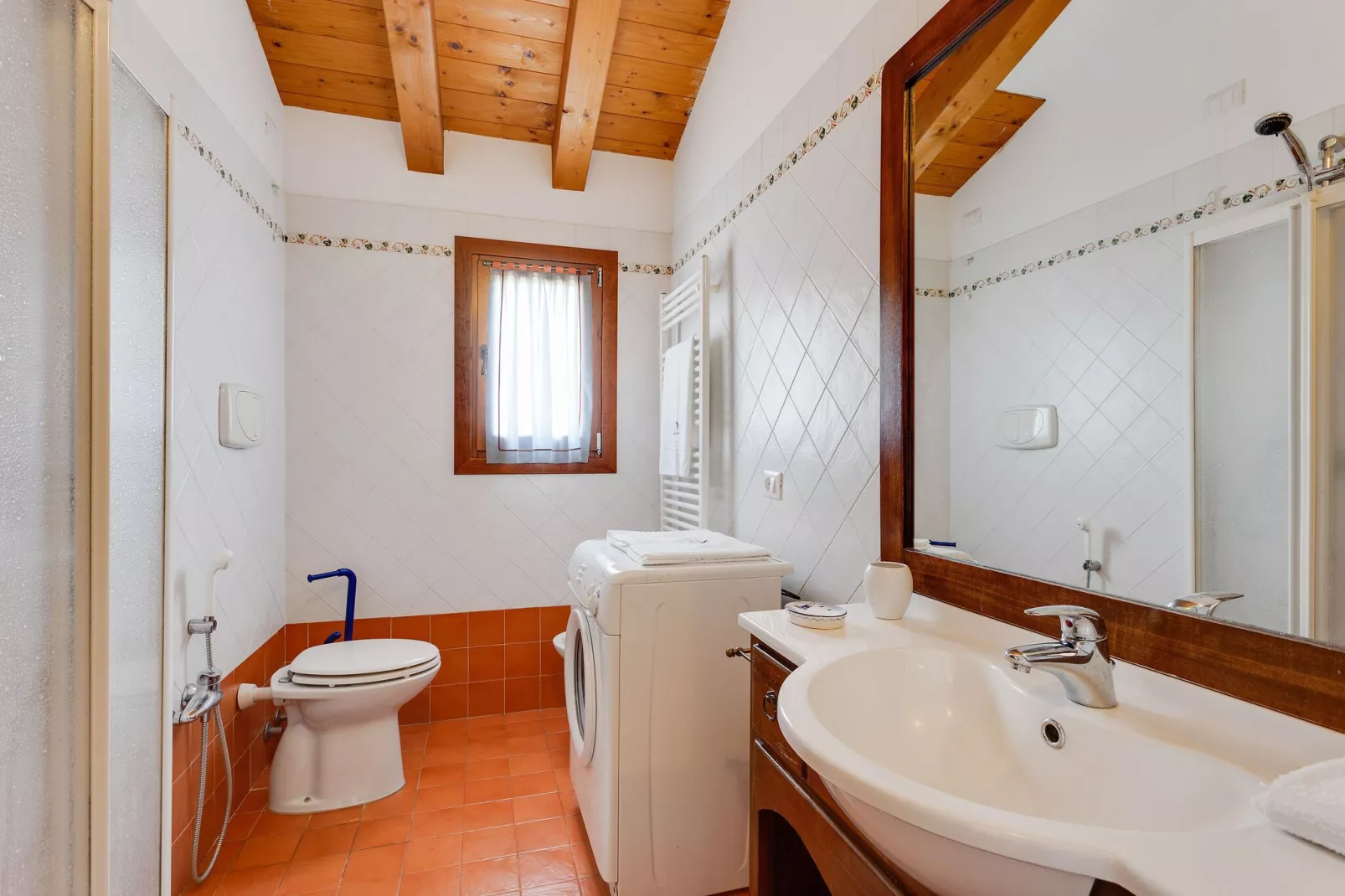 Leuk appartement op de begane grond in een vakantiehuis met zwembad aan de lagune van Venetië-Badkamer