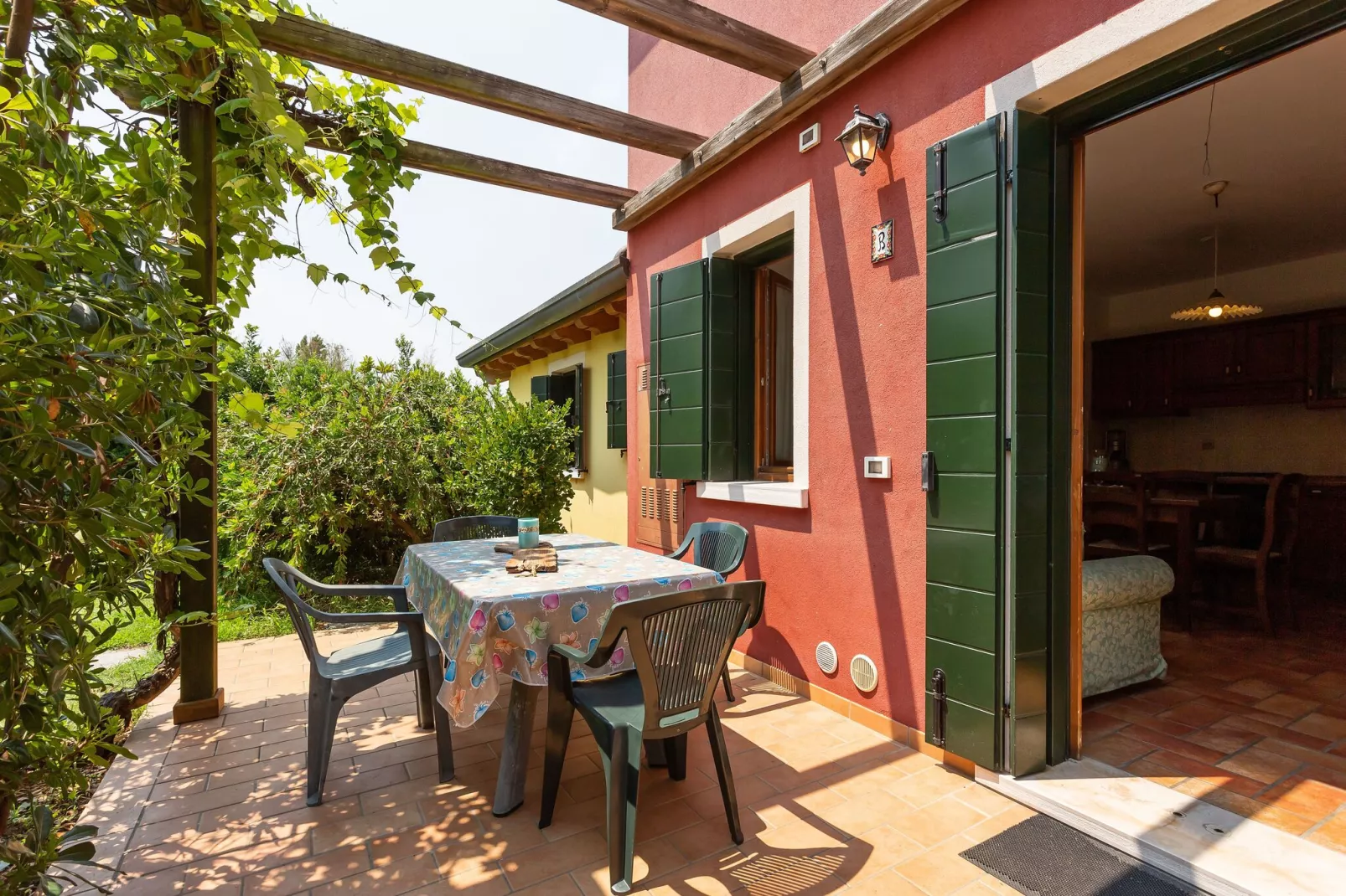 Leuk appartement op de begane grond in een vakantiehuis met zwembad aan de lagune van Venetië-Terrasbalkon