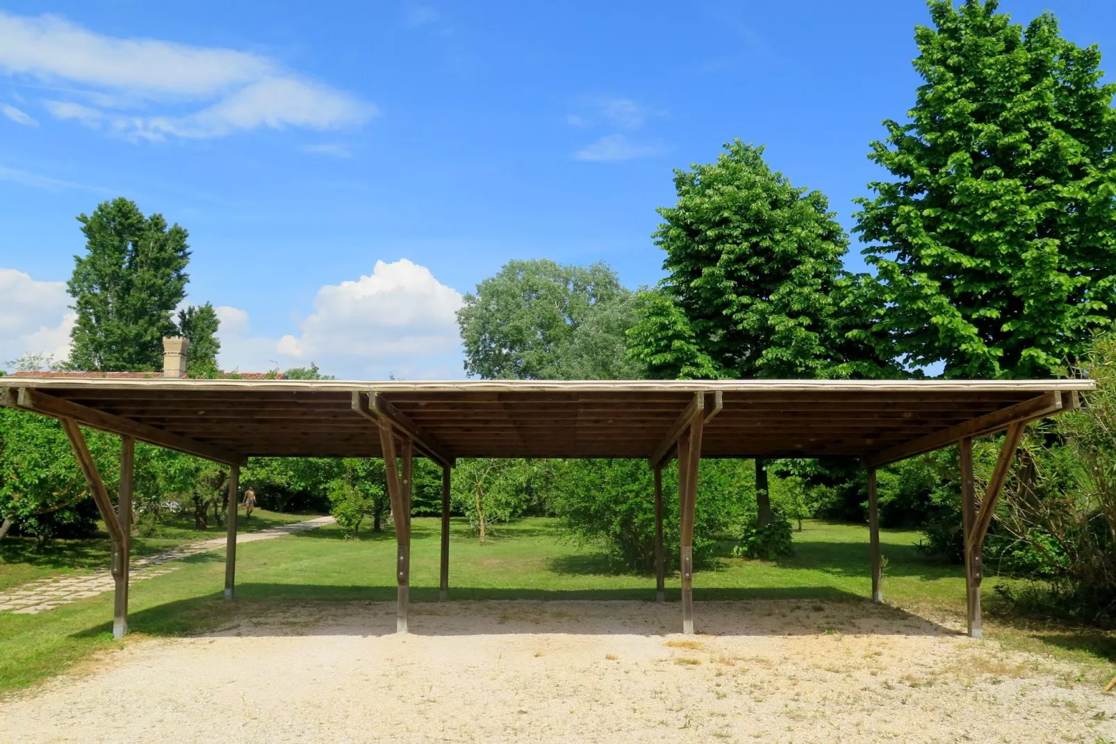 Leuk appartement op de begane grond in een vakantiehuis met zwembad aan de lagune van Venetië-Tuinen zomer