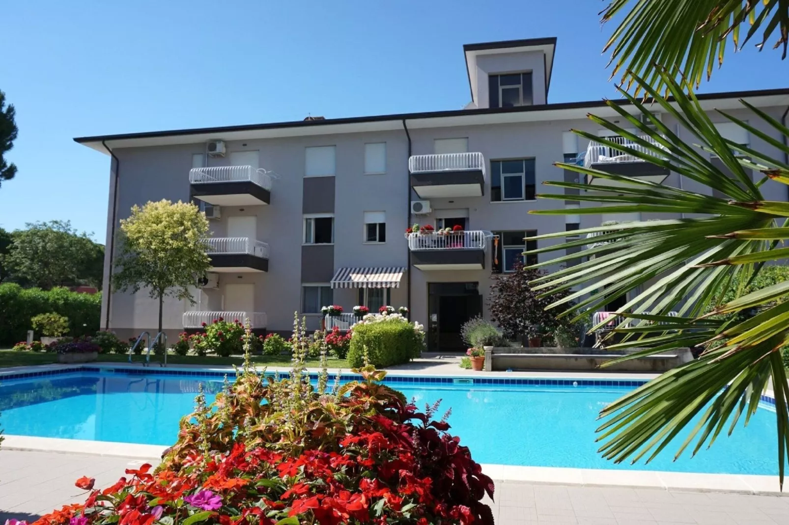 RAFFAELLO 1 int 3 tipo C  con piscina-Buitenkant zomer