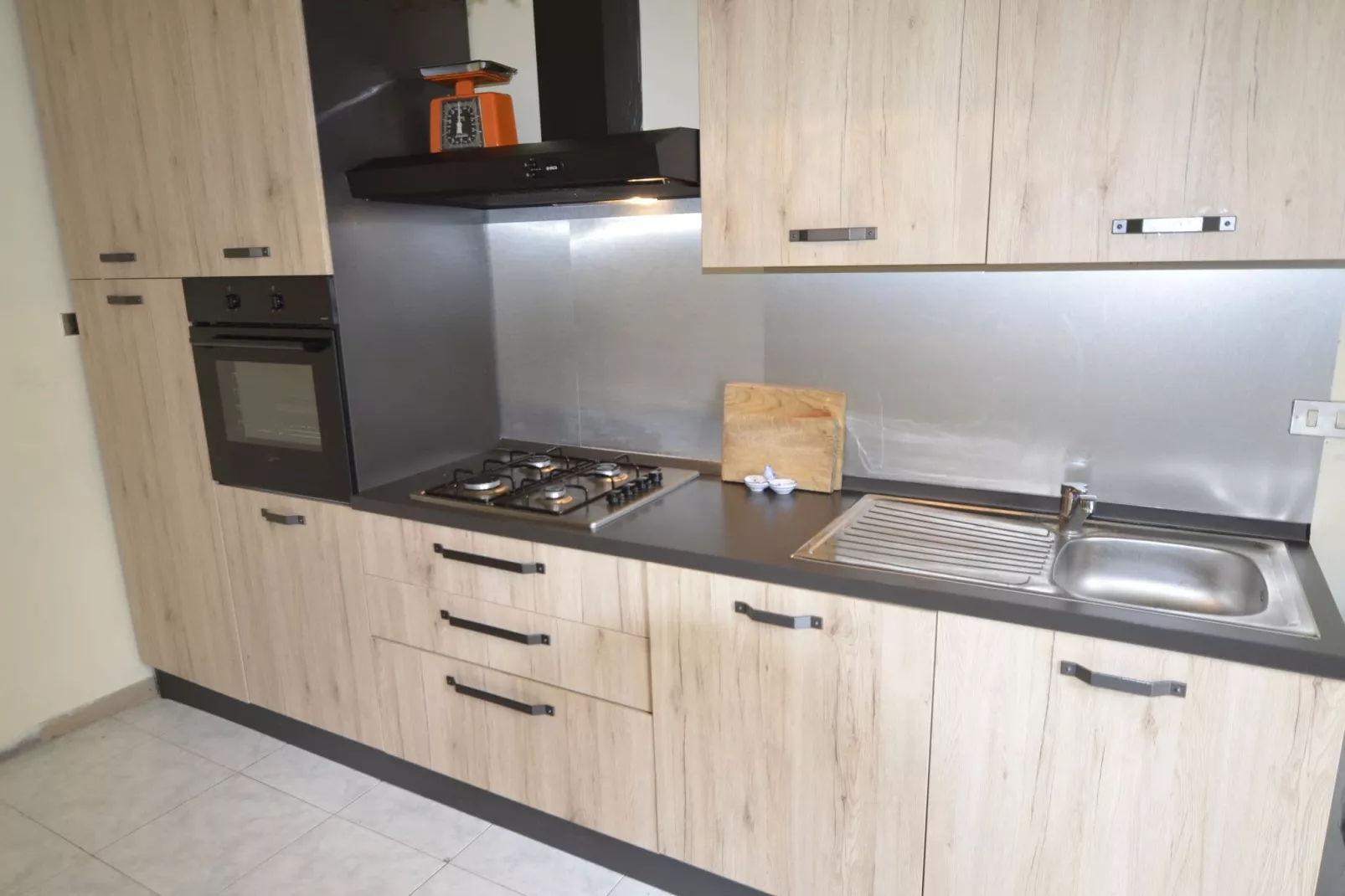 Prettig vakantiehuis in Montescudo met fraai dakterras-Keuken