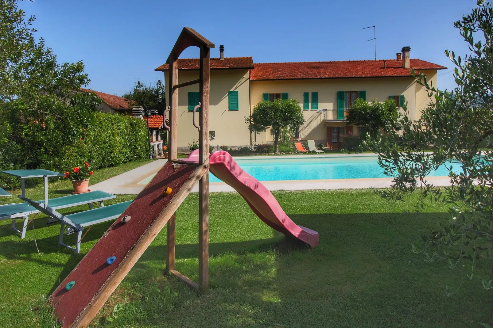 Montecchio-Buitenkant zomer