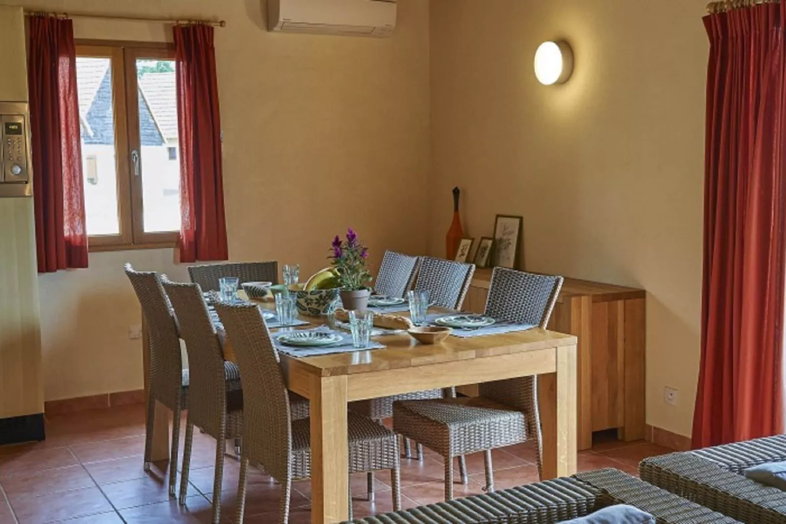Gezellig vakantiehuis in Lacapelle-Merival met een zwembad-Eetkamer