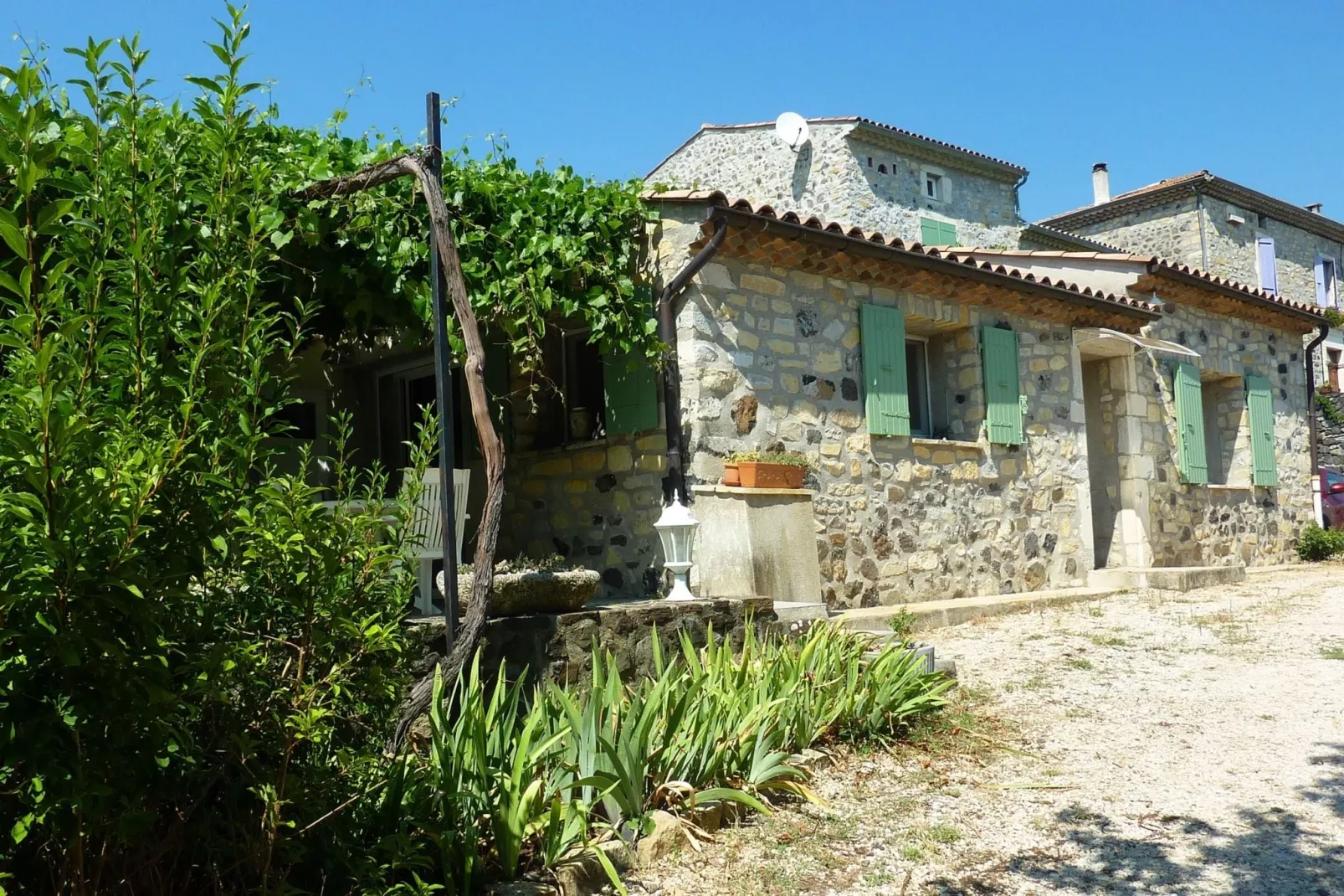 Maison de village-Buitenkant zomer