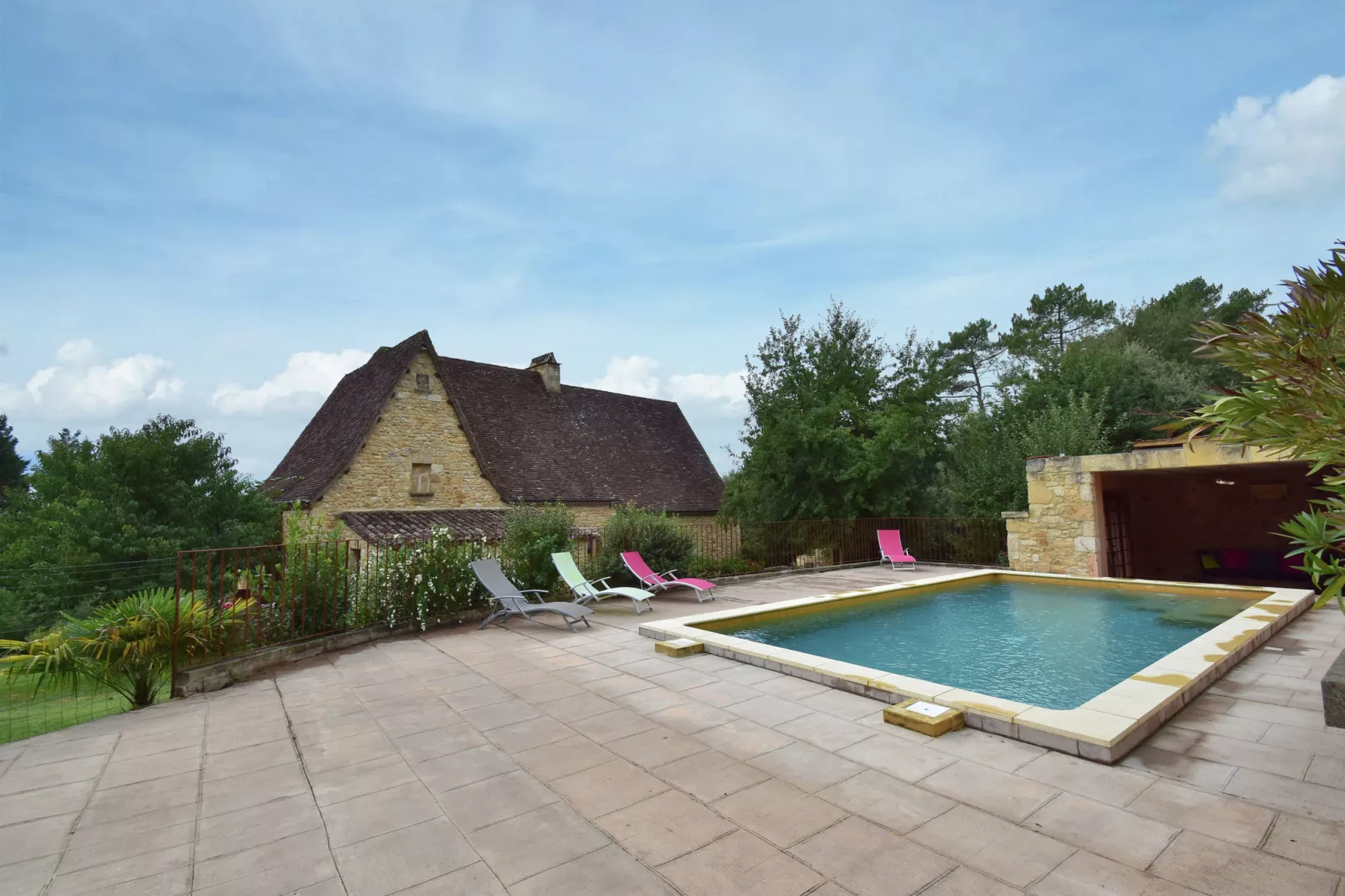 Maison de vacances Domme-Buitenkant zomer