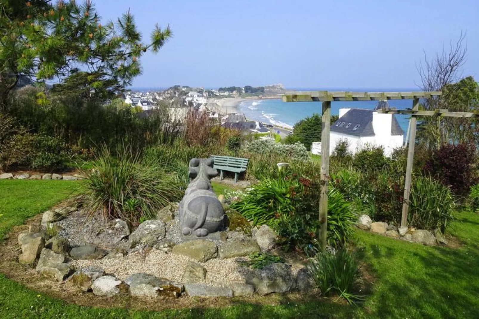 Natural stone house with private Jacuzzi on Breton estate Plougasnou-Tuinen zomer