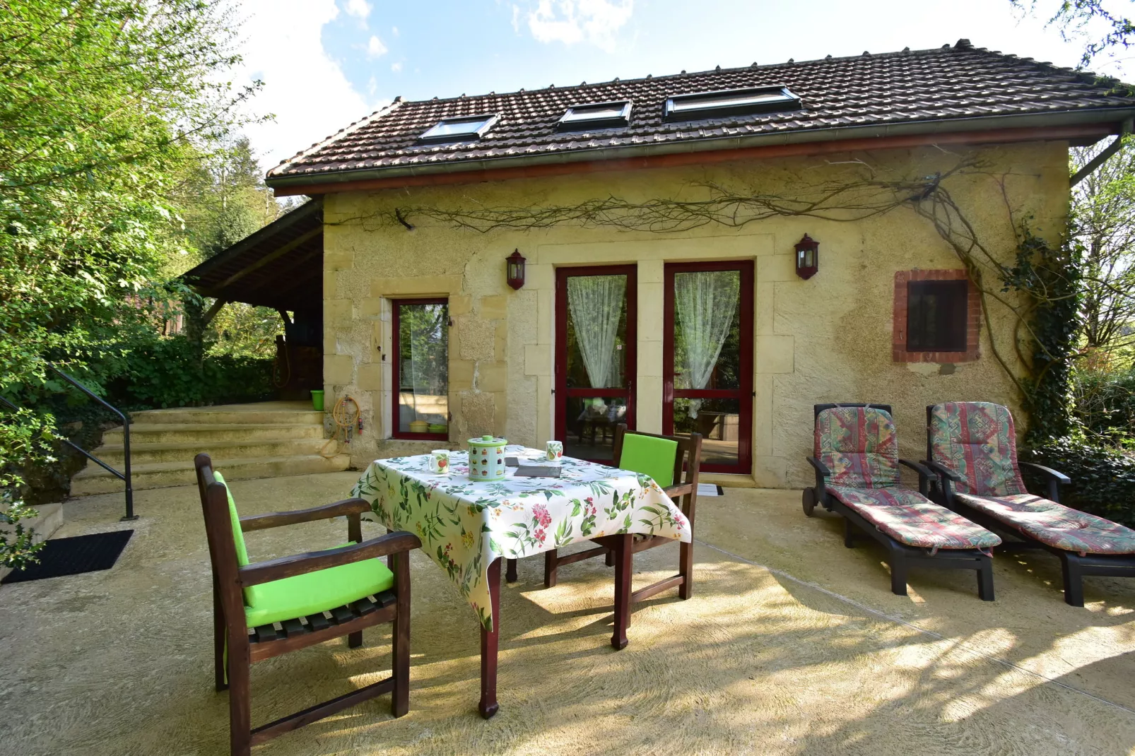 Laiterie du manoir de Thard-Buitenkant zomer