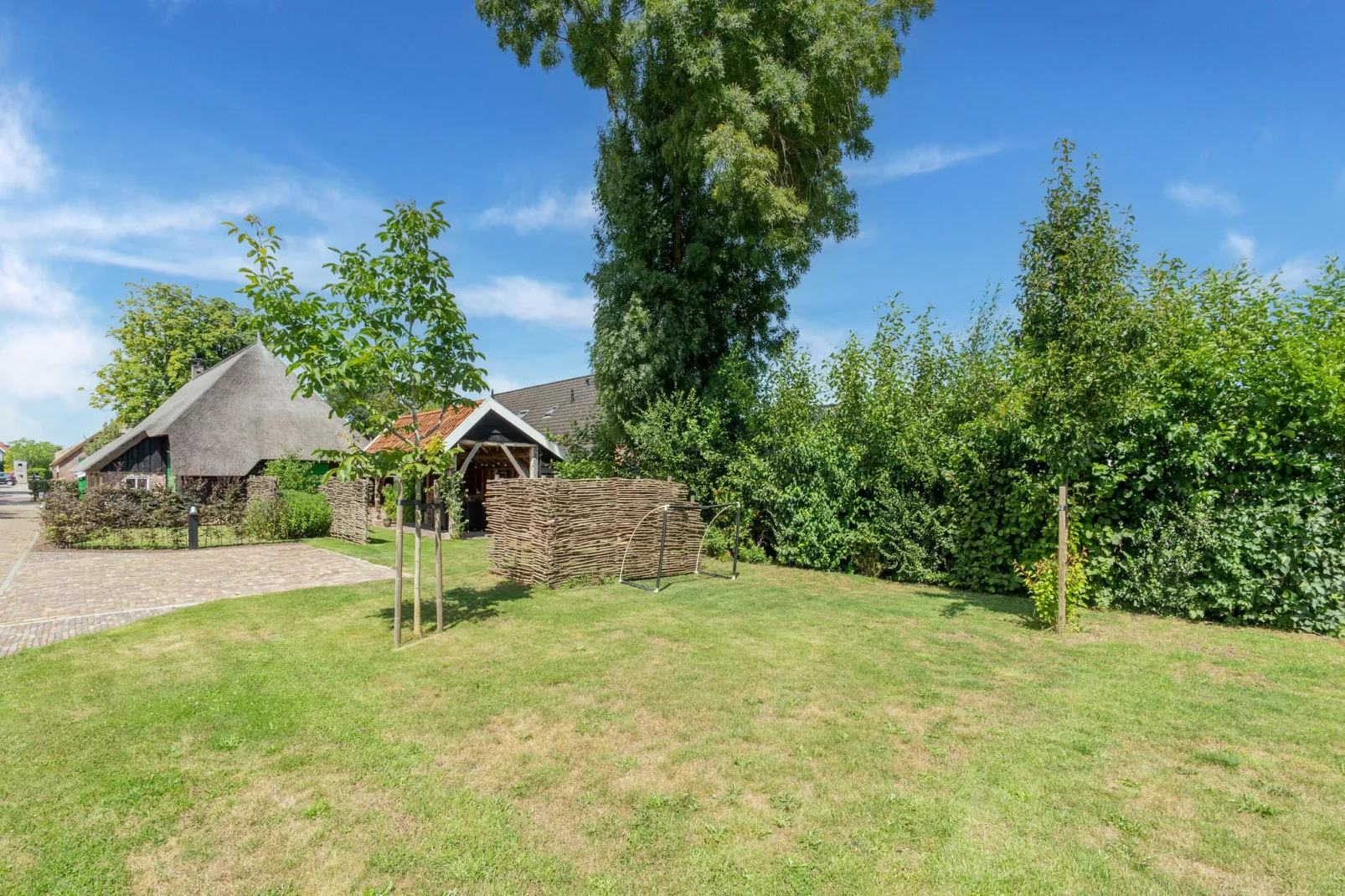 Woonboerderij in Staphorst voor 6 personen-Tuinen zomer