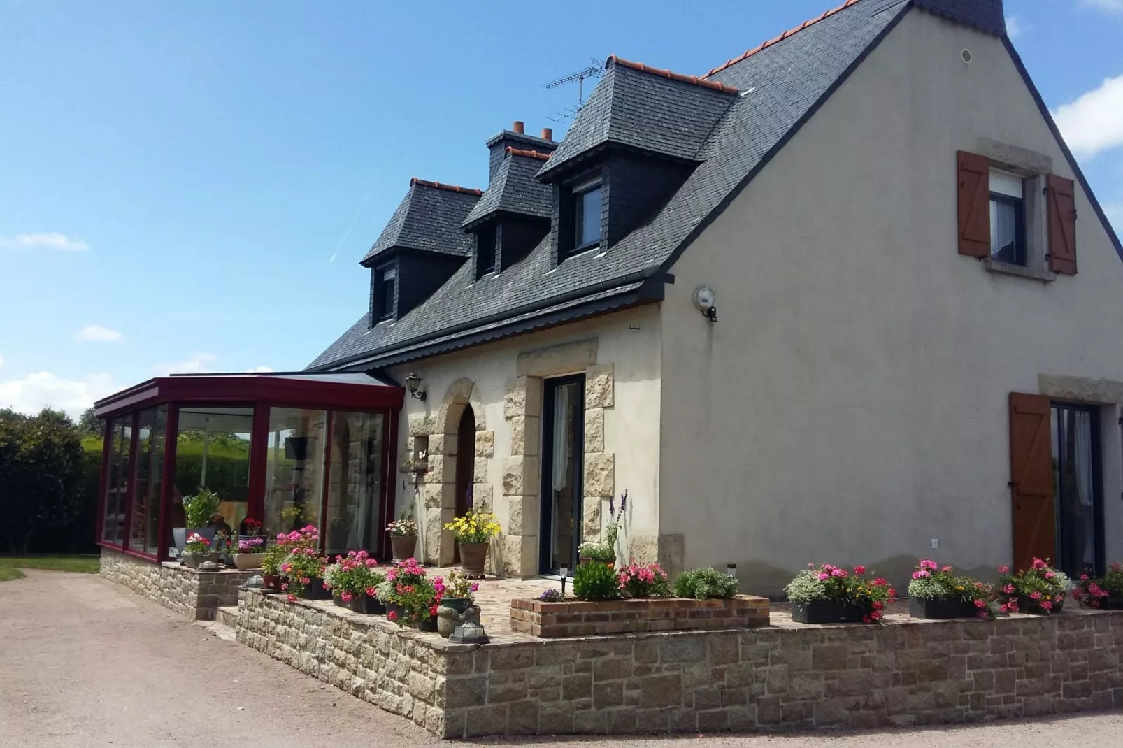 Belle maison bretonne-Buitenkant zomer
