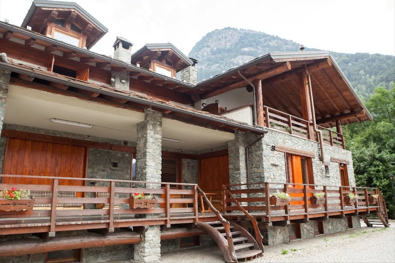 Chalet Antey Penta-Buitenkant zomer