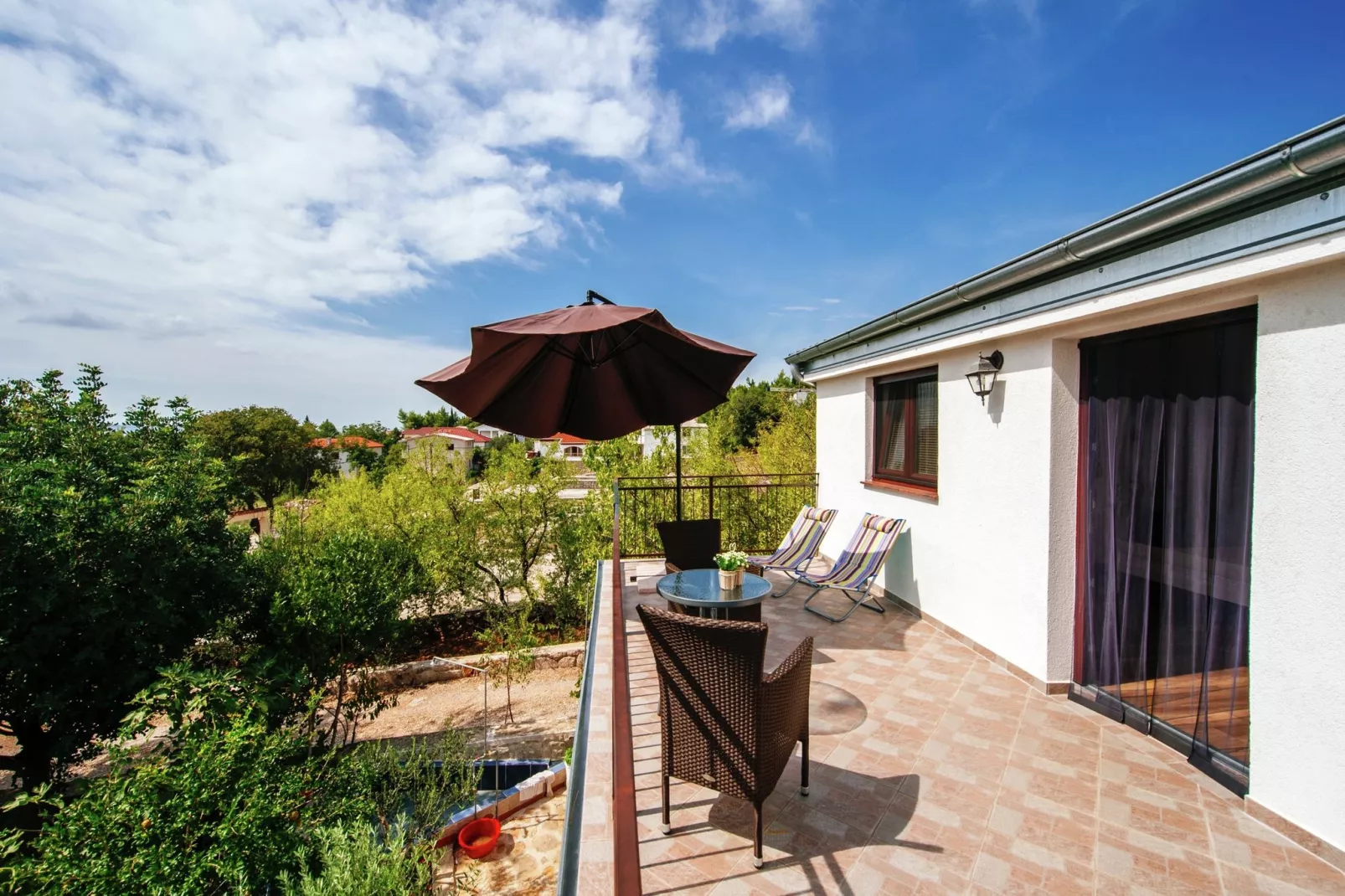 Studio apartment Paklenica-Buitenkant zomer