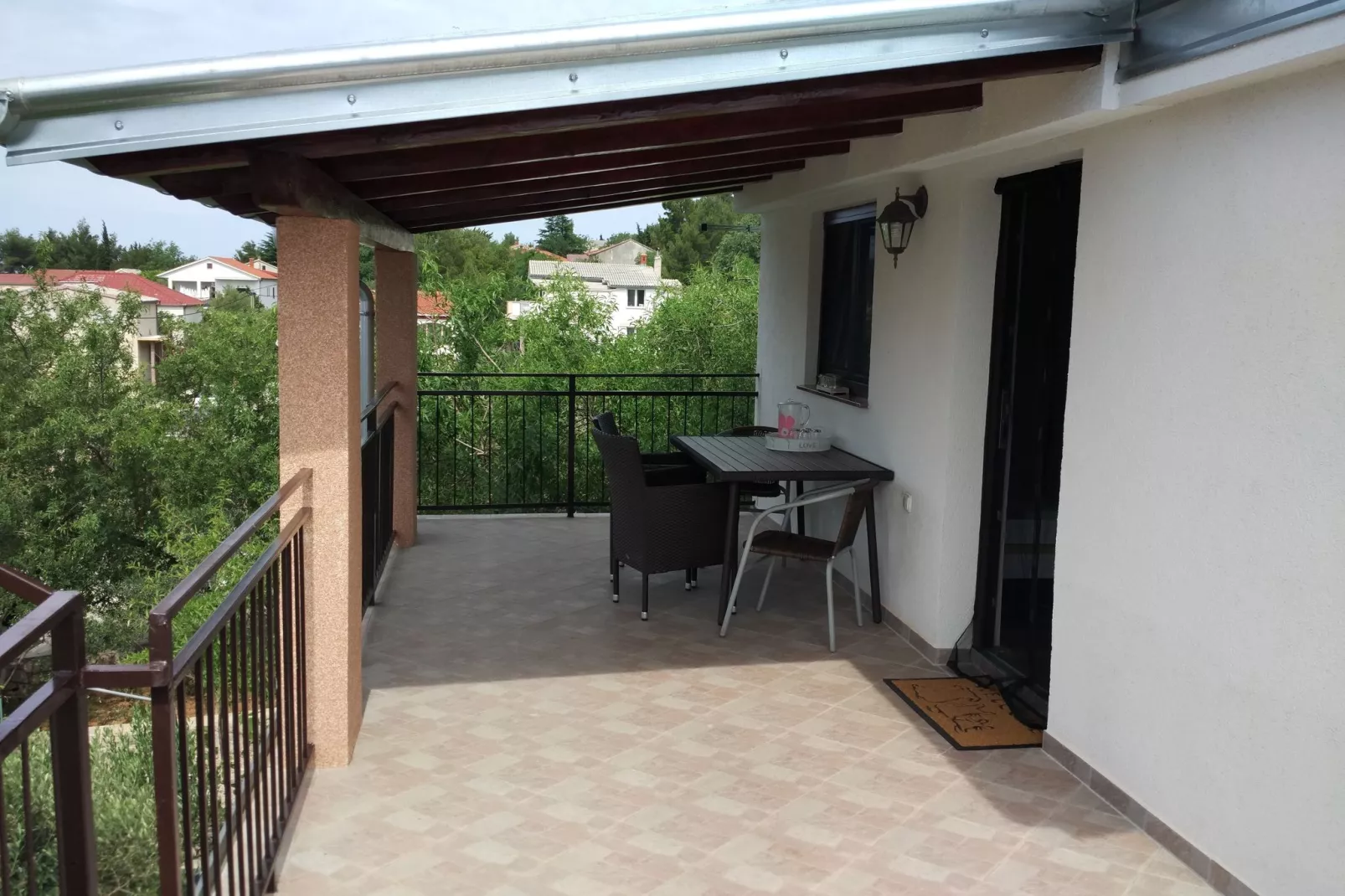 Studio apartment Paklenica-Buitenkant zomer